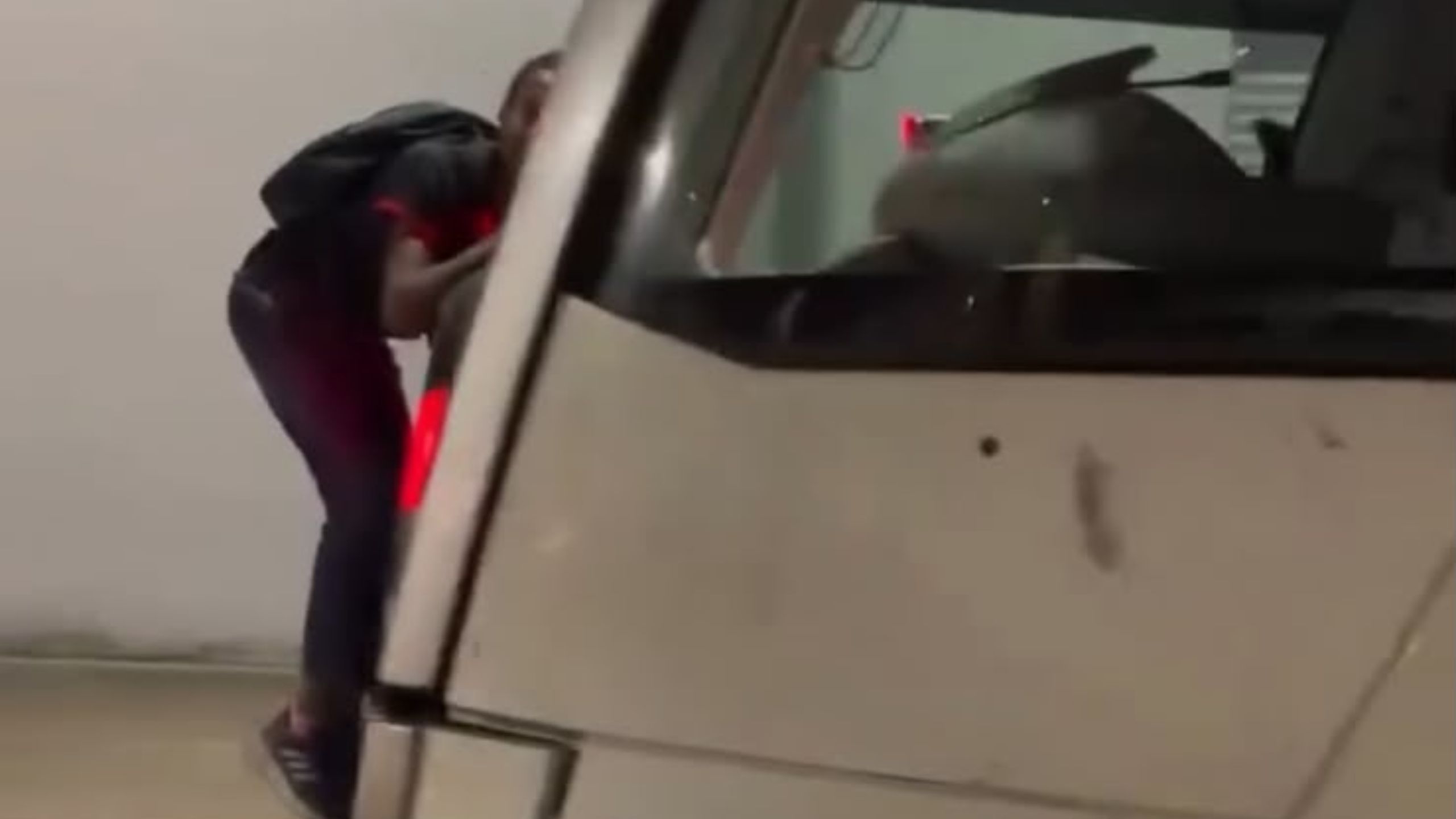 Homem se pendura na frente de VLT em movimento no Centro; vídeo