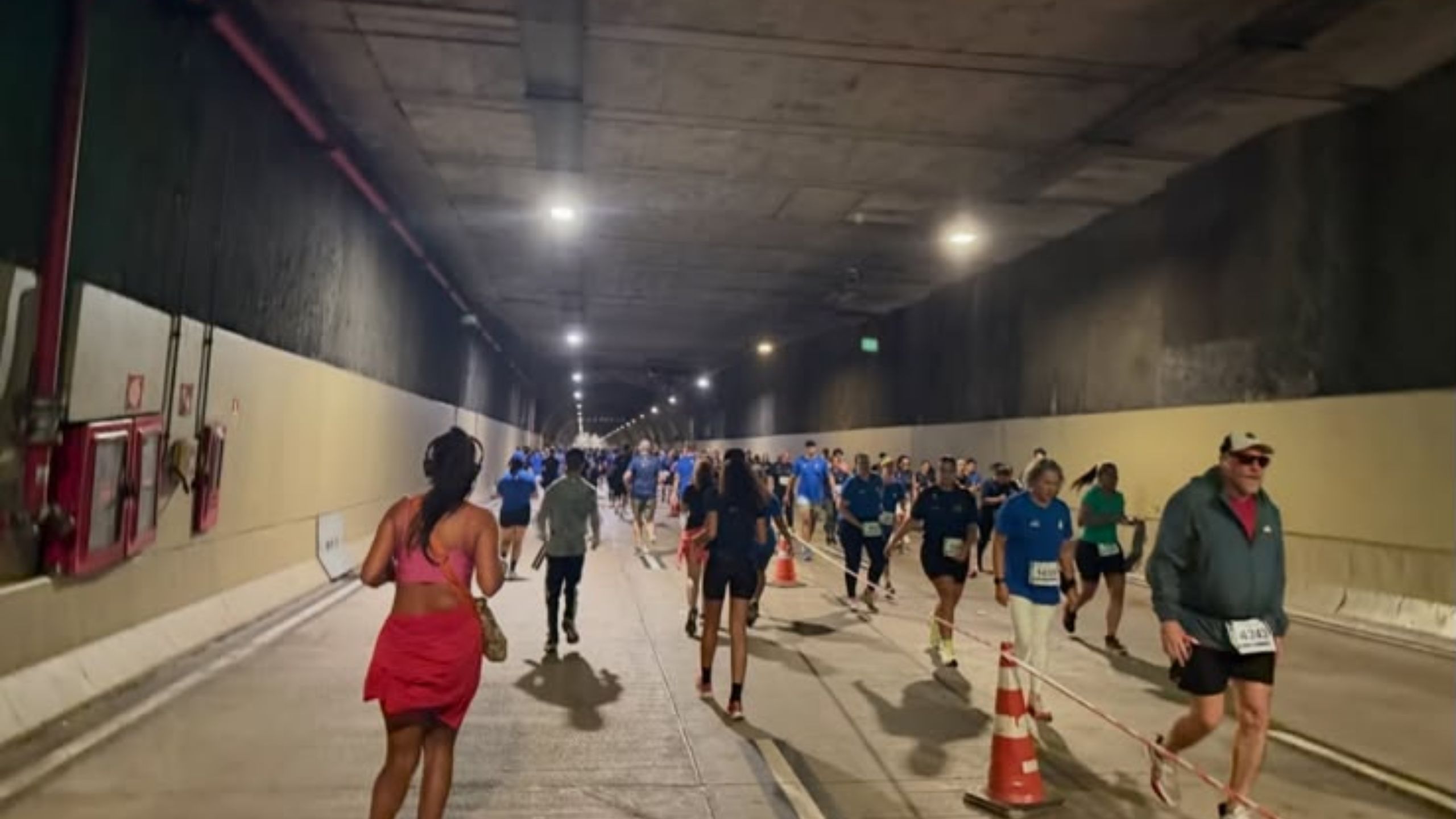 Blue Run leva centenas de atletas às ruas do Centro do Rio neste domingo