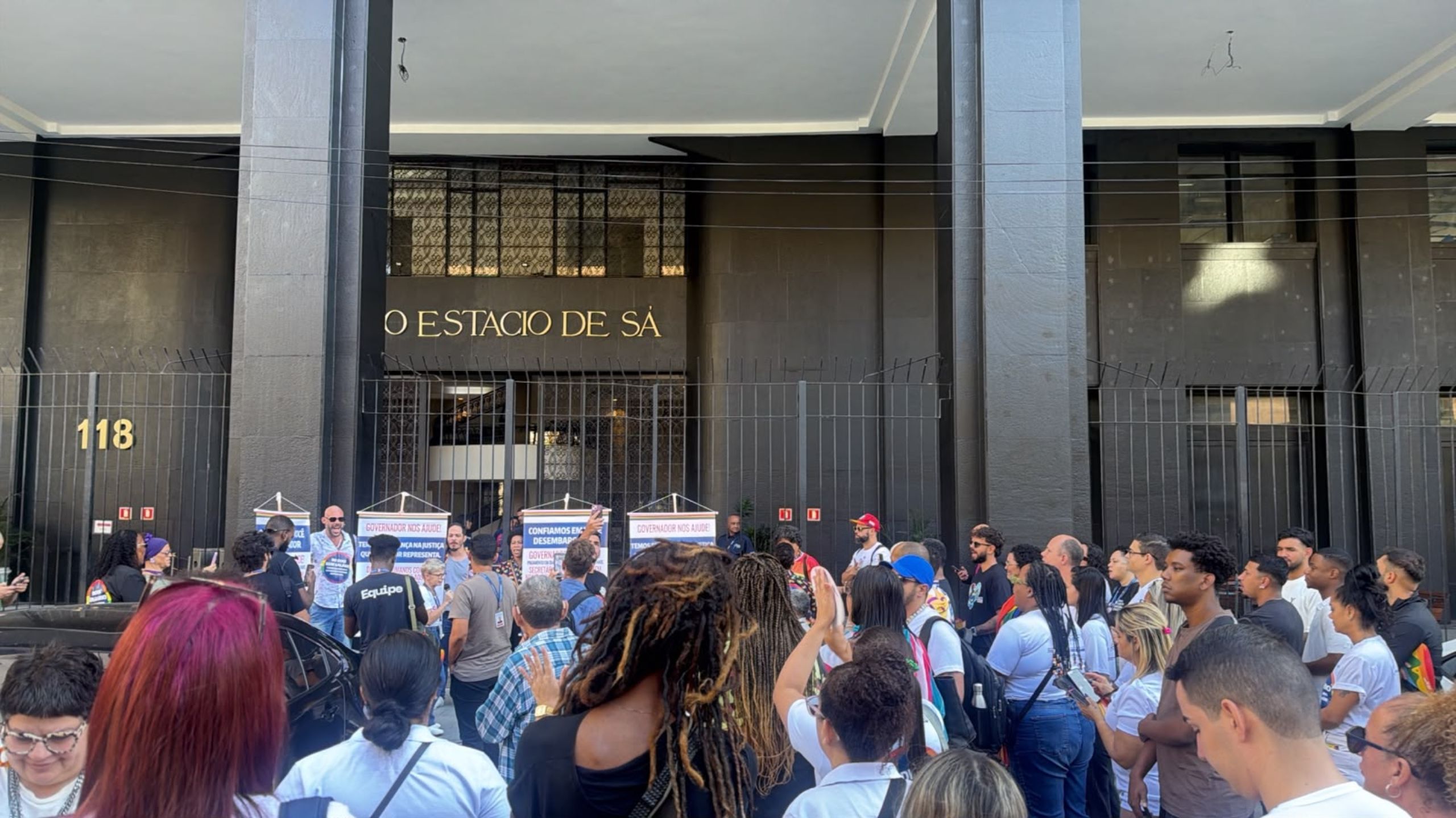 Trabalhadores do Rio Sem LGBTfobia fazem manifestação no TJRJ por salários atrasados; vídeo