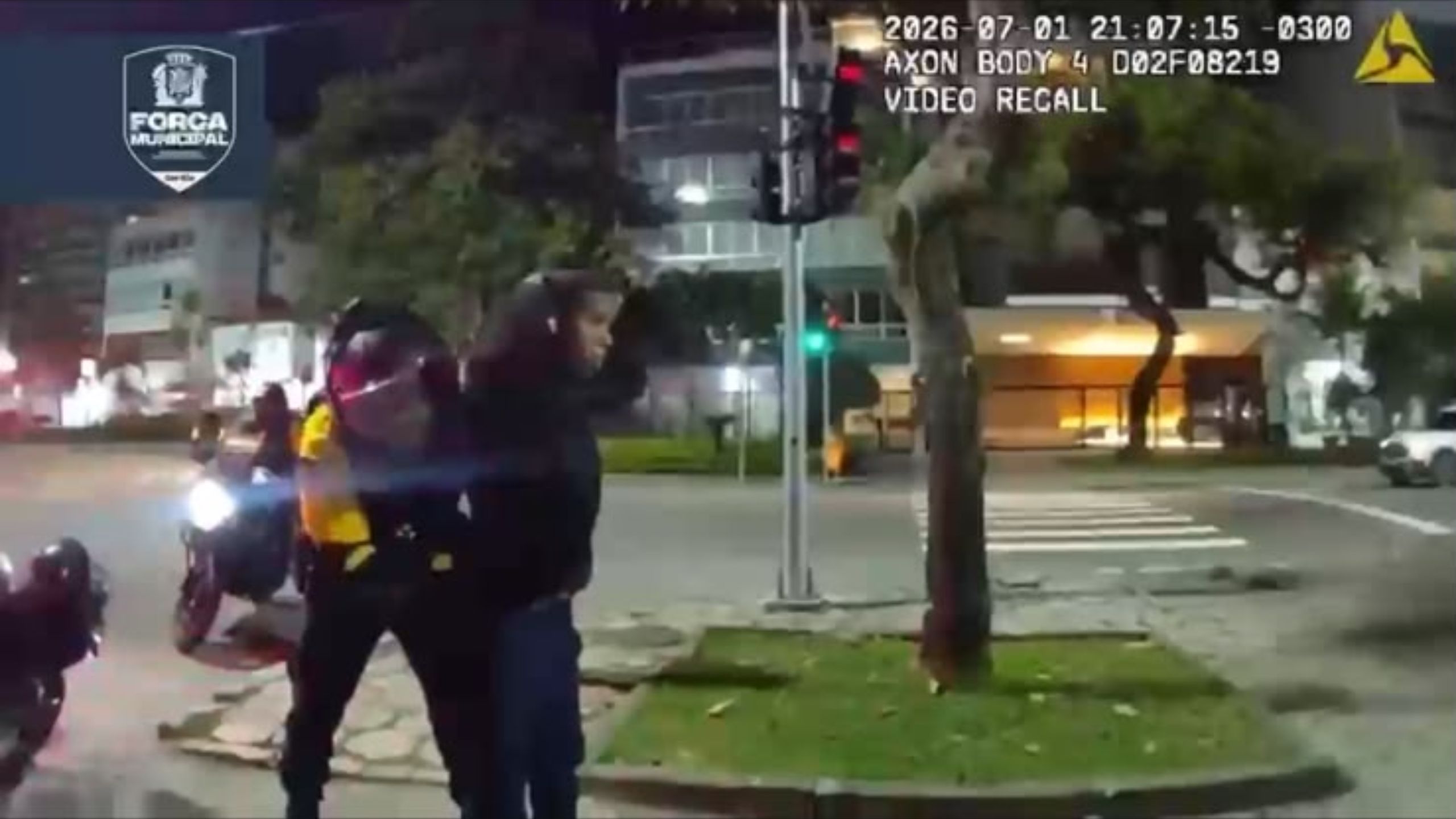 Força Municipal prende homem com tornozeleira ativa e arma falsa na Zona Sul; vídeo