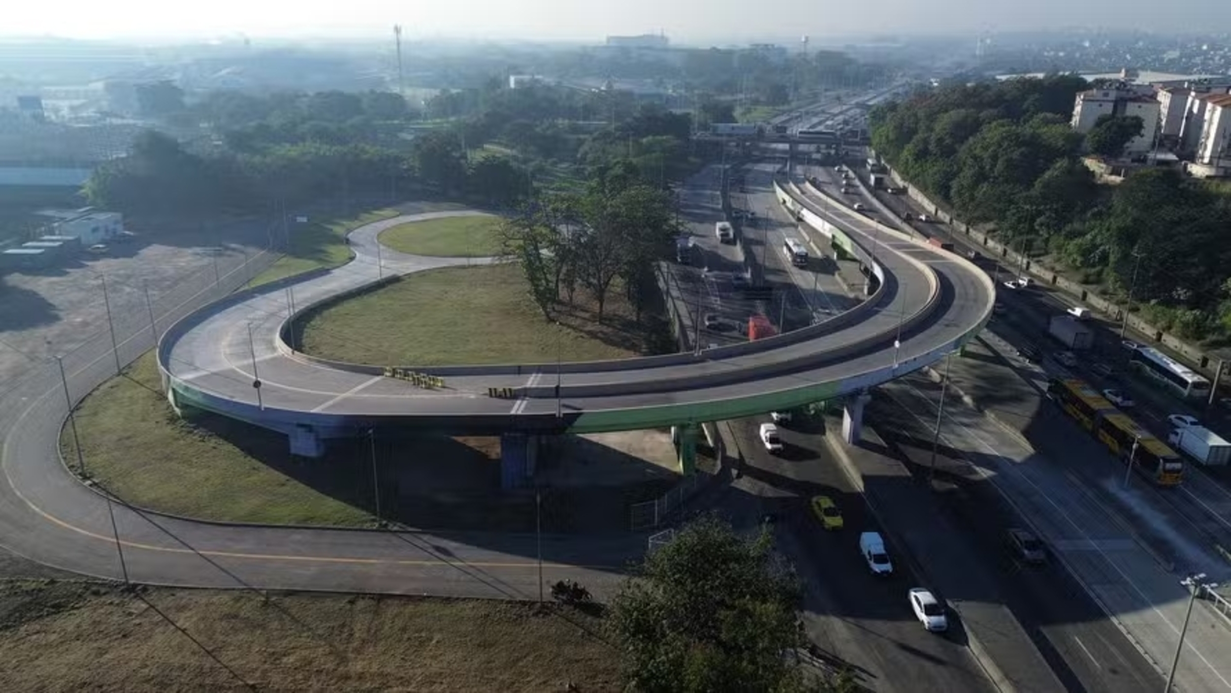 Novo viaduto exclusivo para ônibus começa a operar na Avenida Brasil