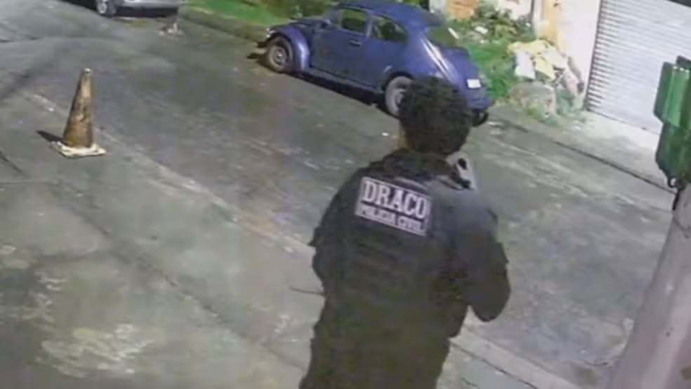 Criminosos armados aparecem com fardas da Draco em área de milícia na Zona Oeste do Rio