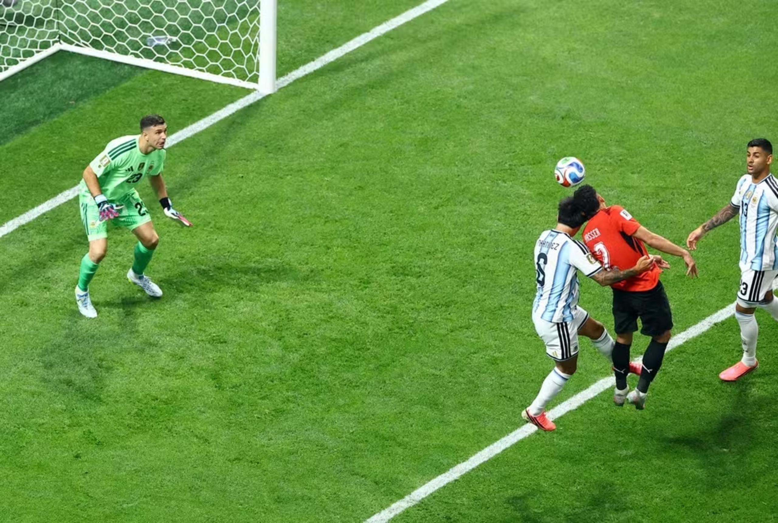 Argentina faz partida histórica, vira sobre Egito e avança às quartas na Copa