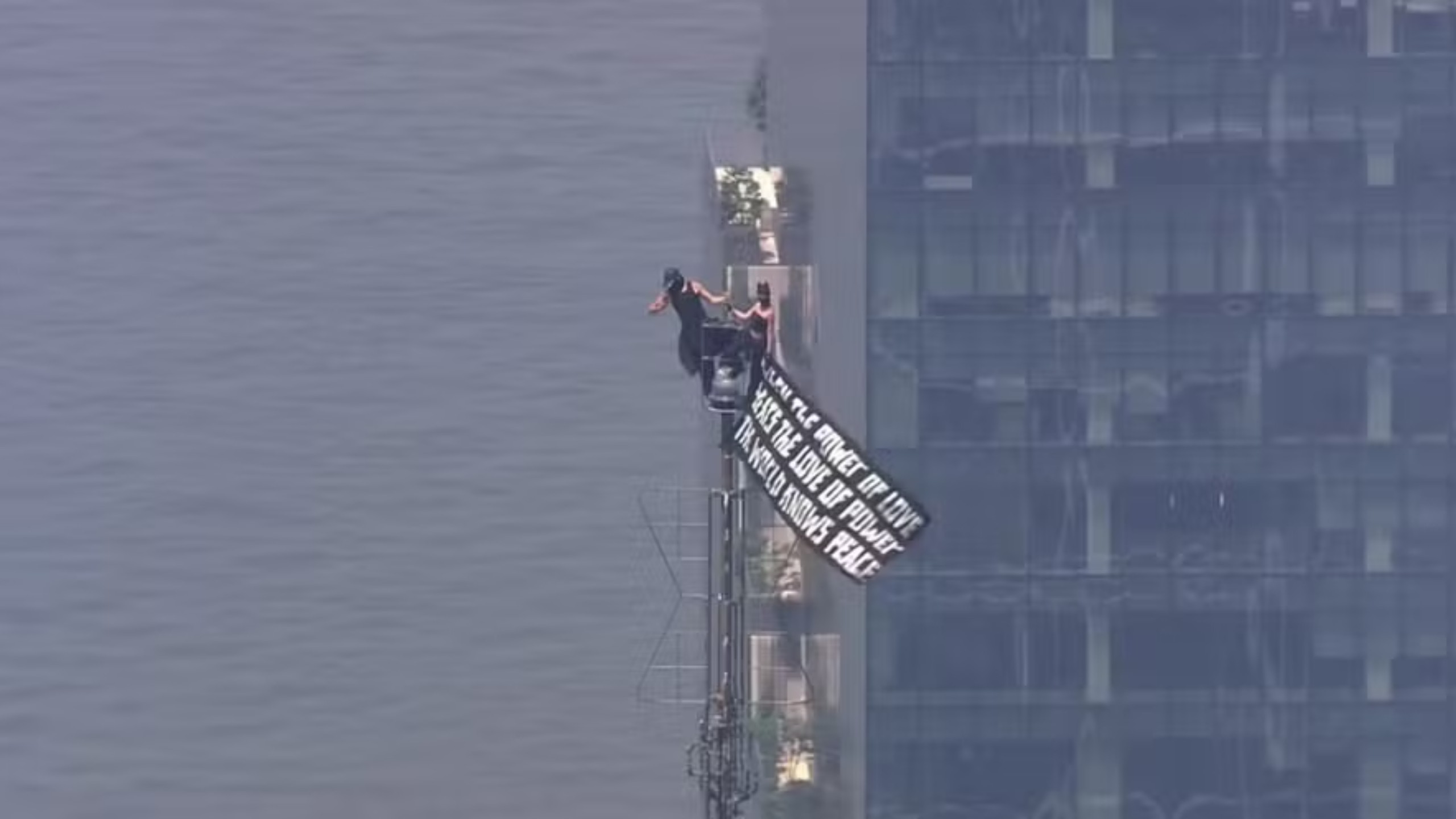 Casal é preso ao escalar Empire State Building para protesto pacifista e fazer pedido de casamento