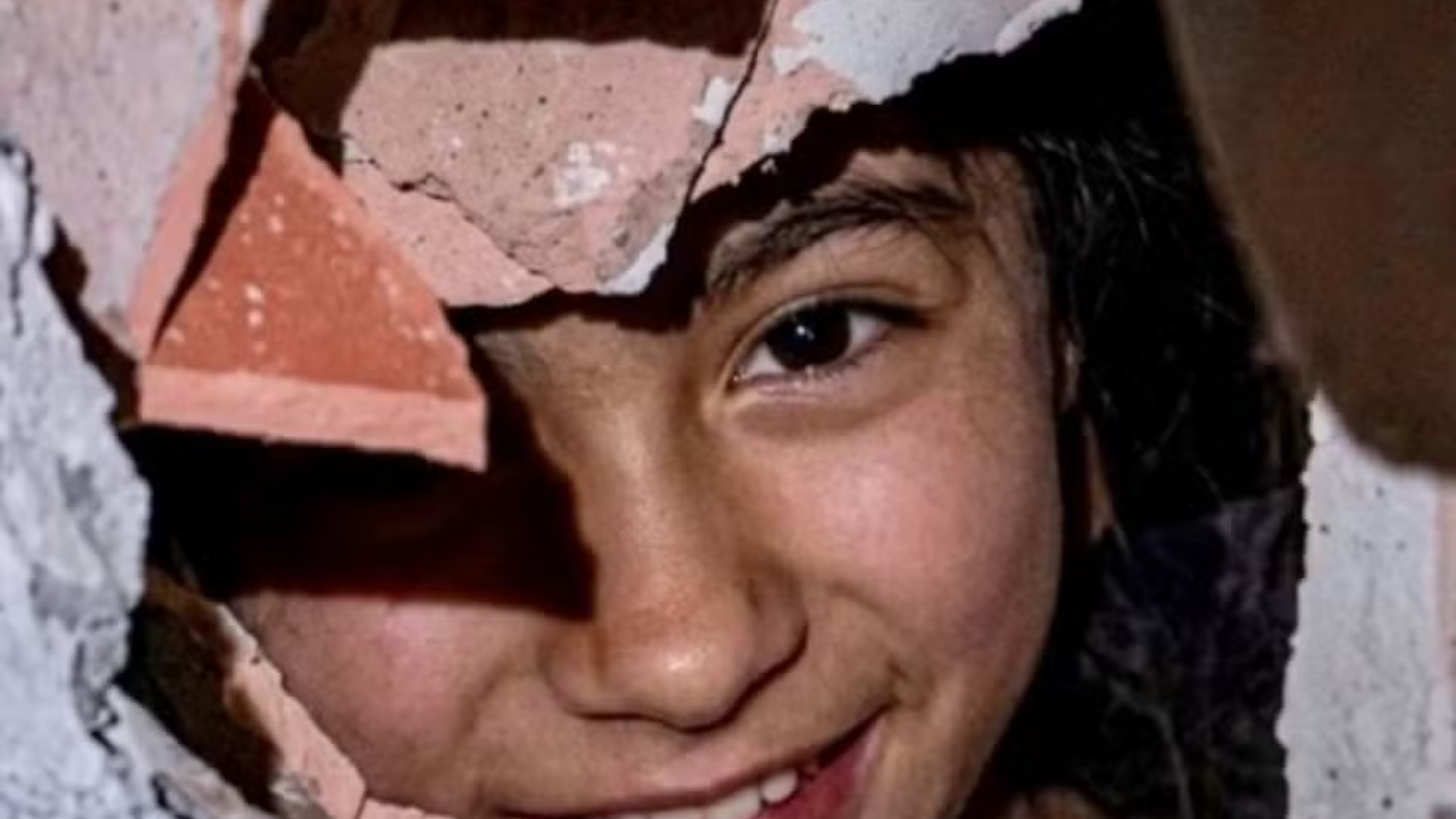 Menina resgatada sorrindo emociona o mundo enquanto tragédia na Venezuela já soma 2.595 mortos