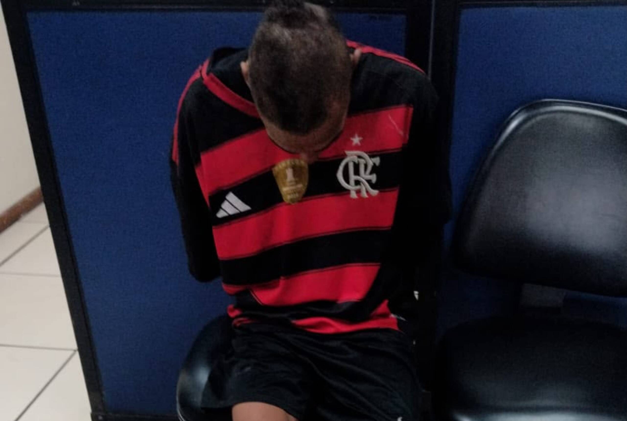 Desgosto profundo: homem vestido de Flamengo é preso por furto no Centro