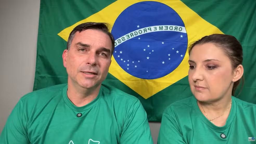 Flávio Bolsonaro diz que foto com “Sicário” foi criada por inteligência artificial