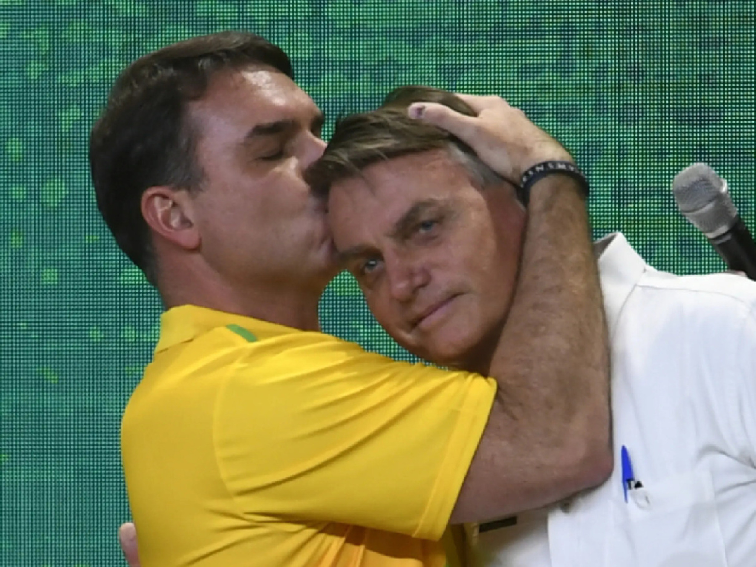 Moraes proíbe Flávio de visitar Jair Bolsonaro por 90 dias e manda apurar propaganda antecipada