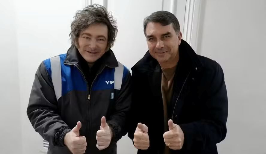 Flávio Bolsonaro acompanha homenagem de Tarcísio a Javier Milei em São Paulo