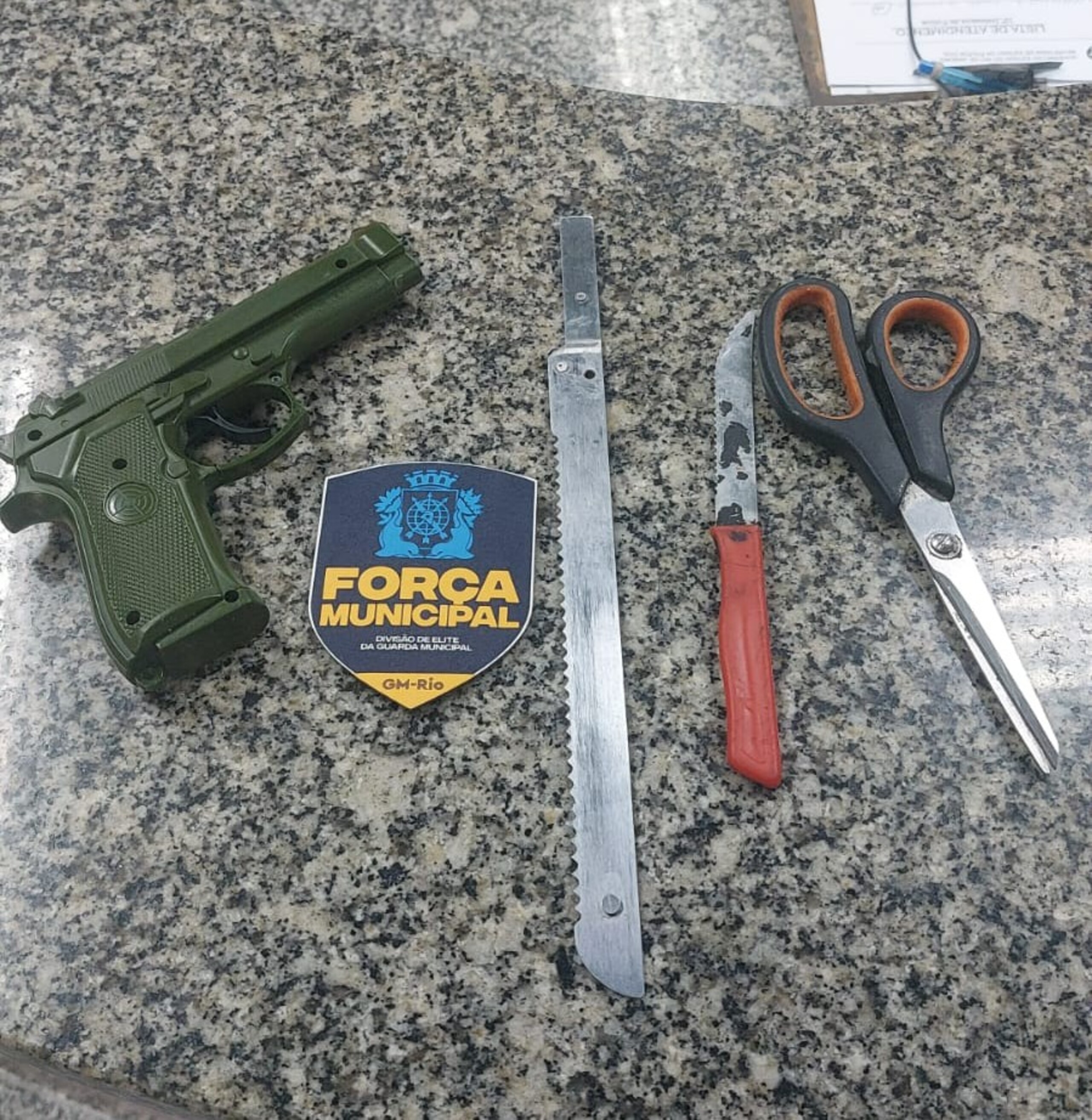 Força Municipal apreende réplica de arma de fogo, facas e tesoura com homem na Tijuca