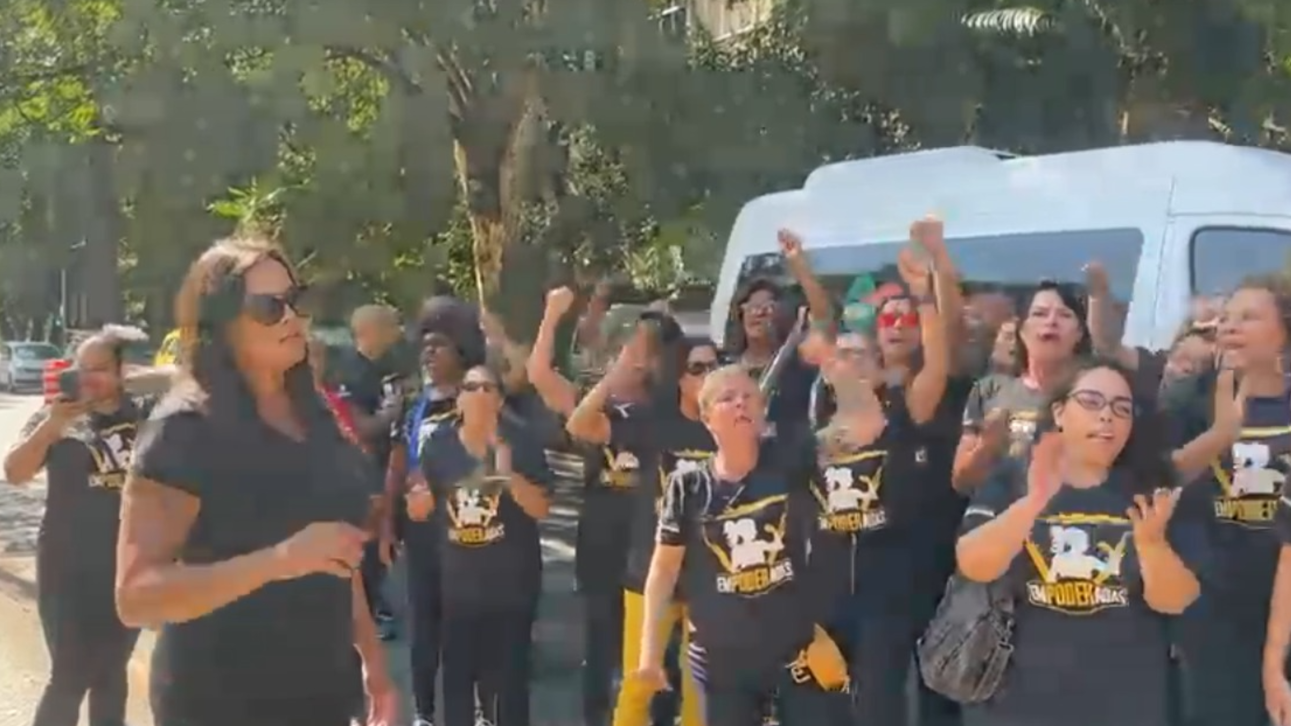 ‘Desespero’: profissionais do Empoderadas protestam por liberação de recursos
