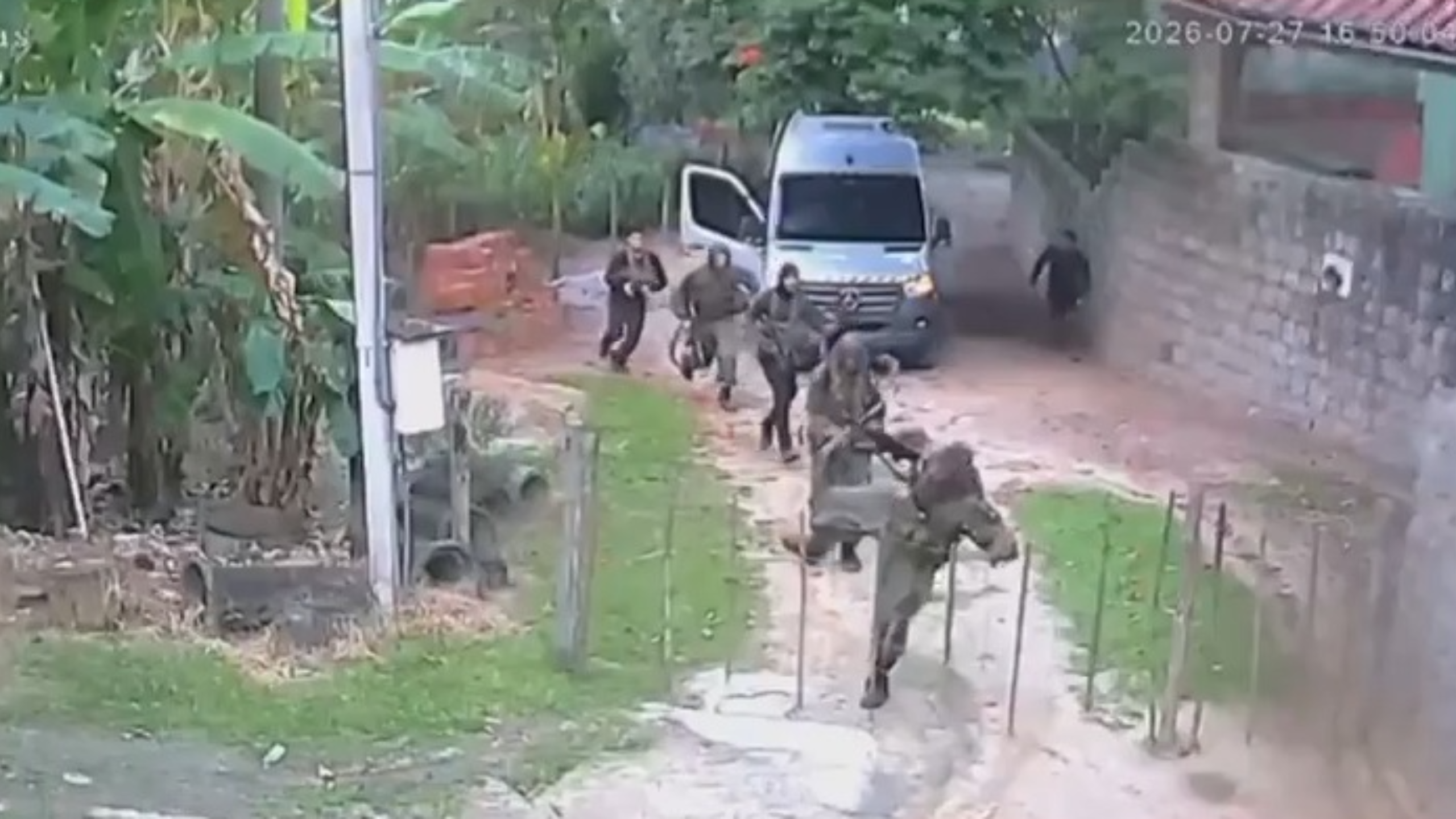 Vídeo: traficantes roubam van para invadir área da Ilha de Guaratiba