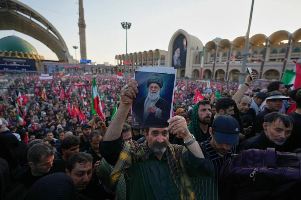 Funeral de Ali Khamenei reúne milhões no Irã e cortejo segue para Qom antes do sepultamento