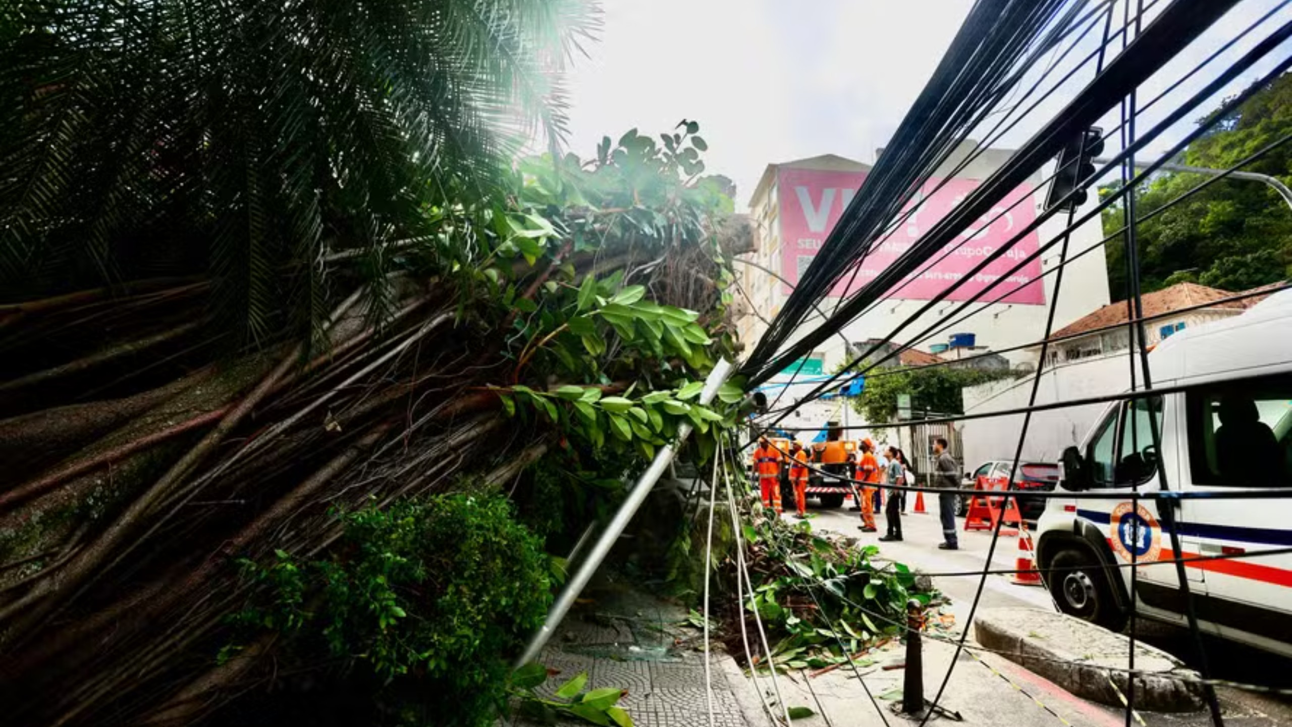 Quase 400 mil imóveis ainda sem energia no RJ com os ventos acima de 100 km/h, informam Light e Enel