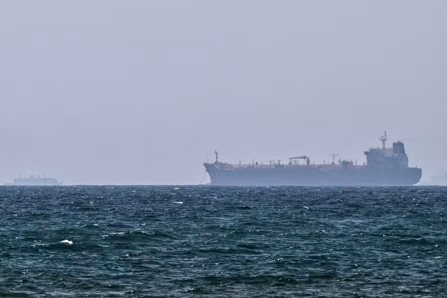 Irã fecha Estreito de Hormuz após ataque a navio e EUA respondem com novos bombardeios