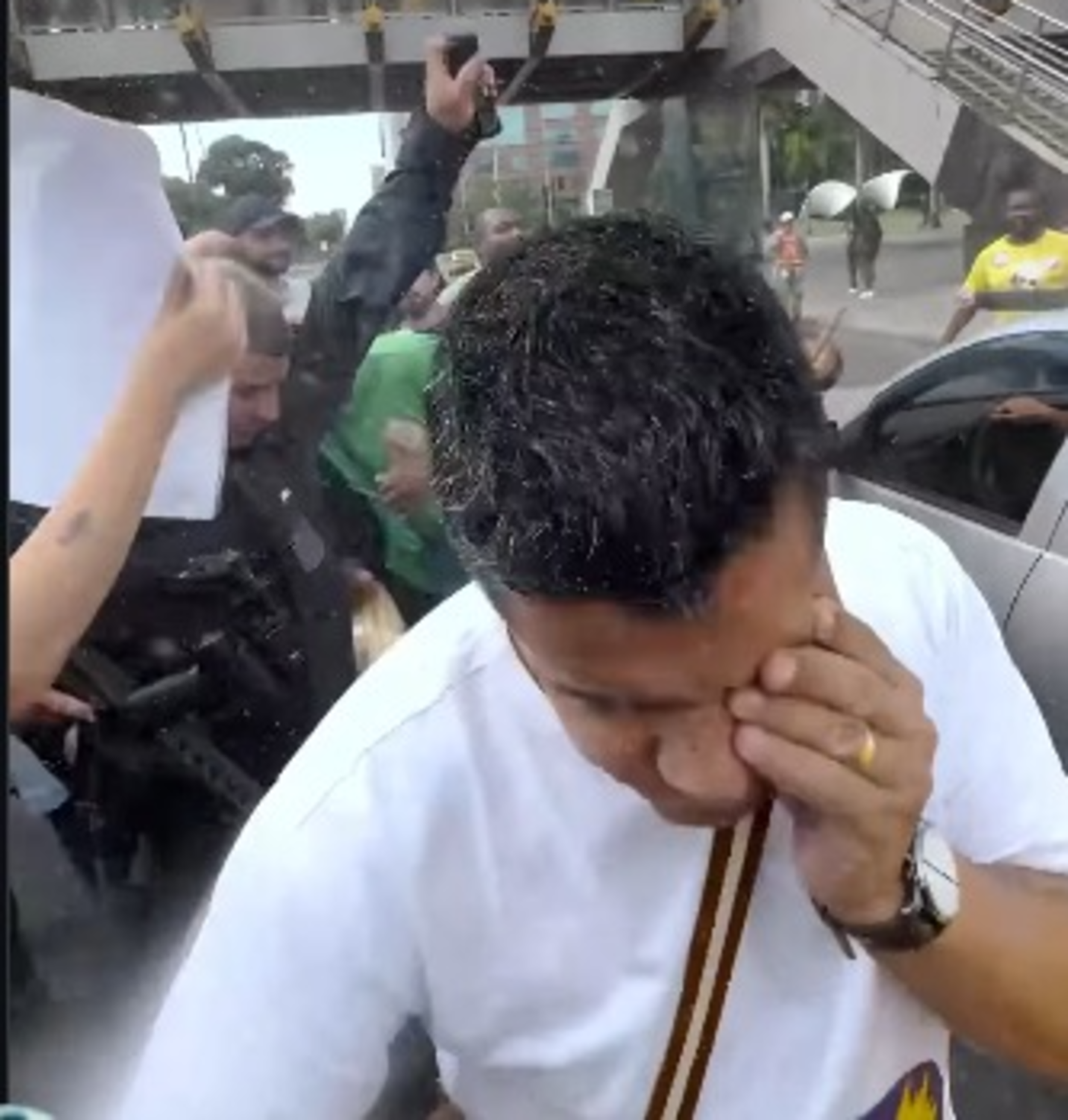 Vereador é atingido por spray de pimenta em ato de ambulantes contra fiscalização nas praias do Rio; vídeo