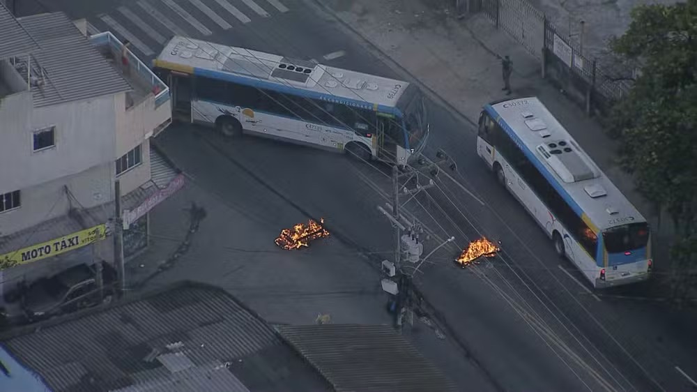 Criminosos atravessam ônibus e incendeiam barricadas em ação da PM na Cidade de Deus