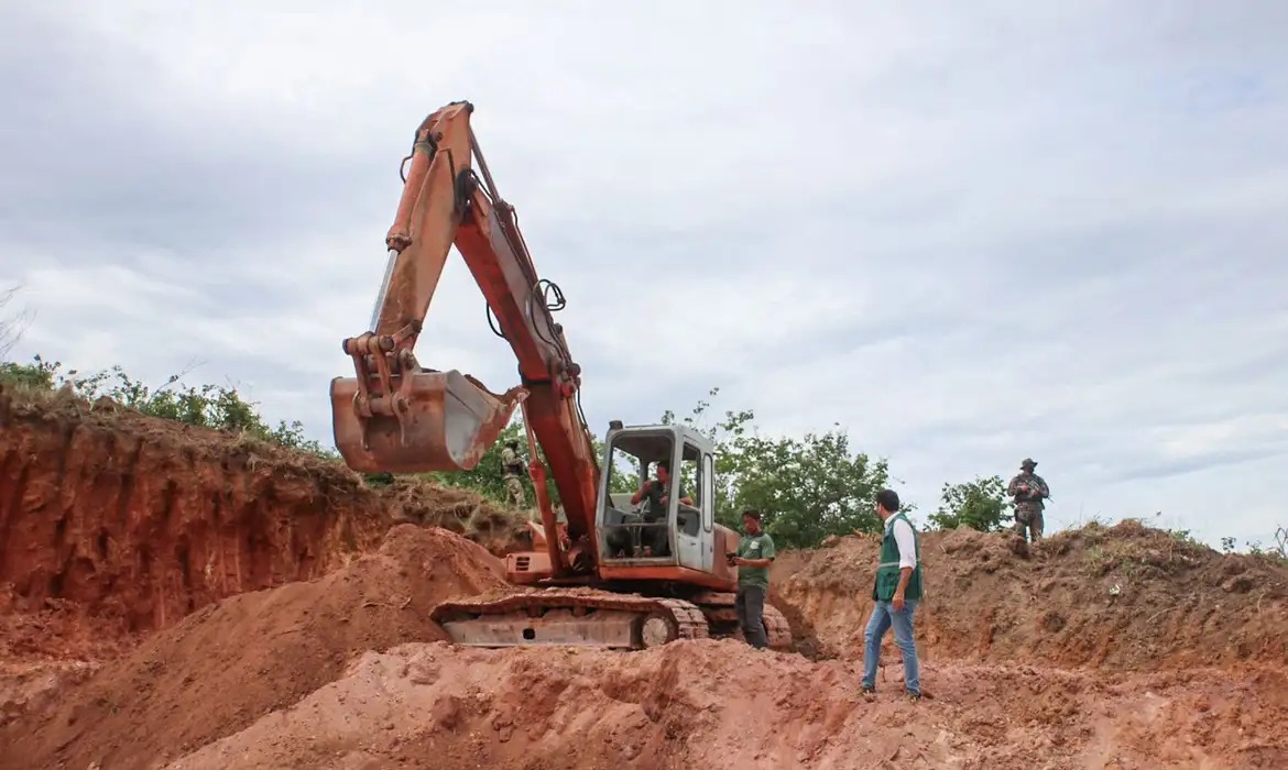 Inea interdita área de mineração ilegal e apreende retroescavadeira em Maricá