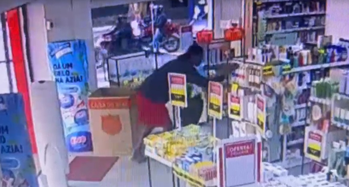 Vídeo: homem é preso por furtar farmácia na Tijuca