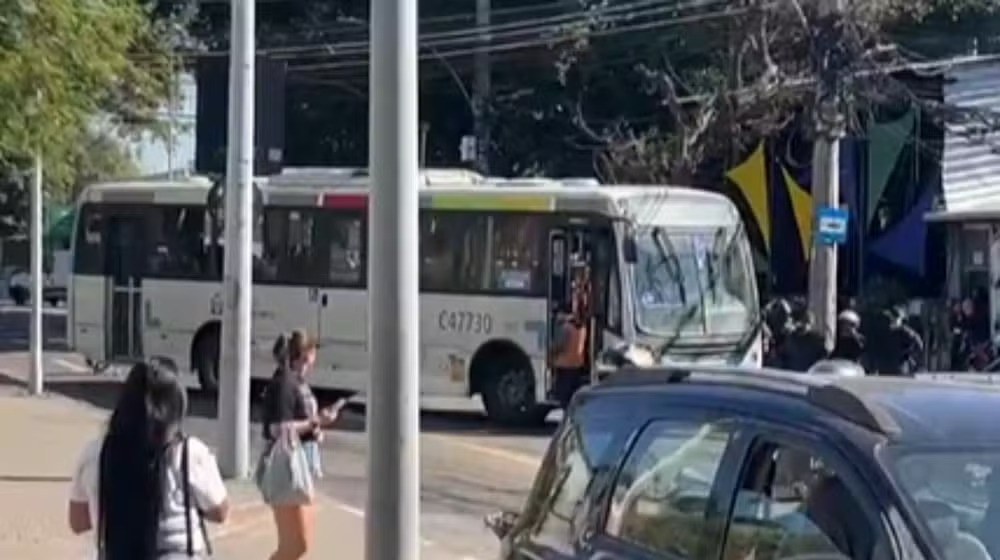 Vídeo: bandidos usam ônibus como barricadas e alteram itinerário de dez linhas na Gardênia Azul