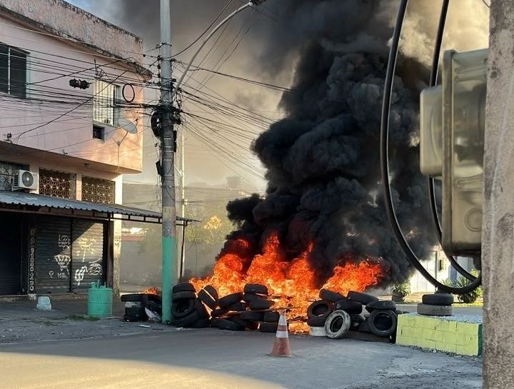 Ônibus são sequestrados e usados como barricadas na Vila Aliança; linhas sofrem impactos