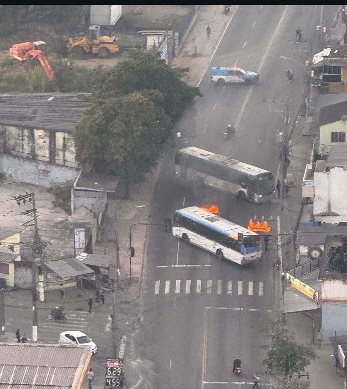 Criminosos atravessam ônibus e incendeiam barricadas em ação da PM na Cidade de Deus