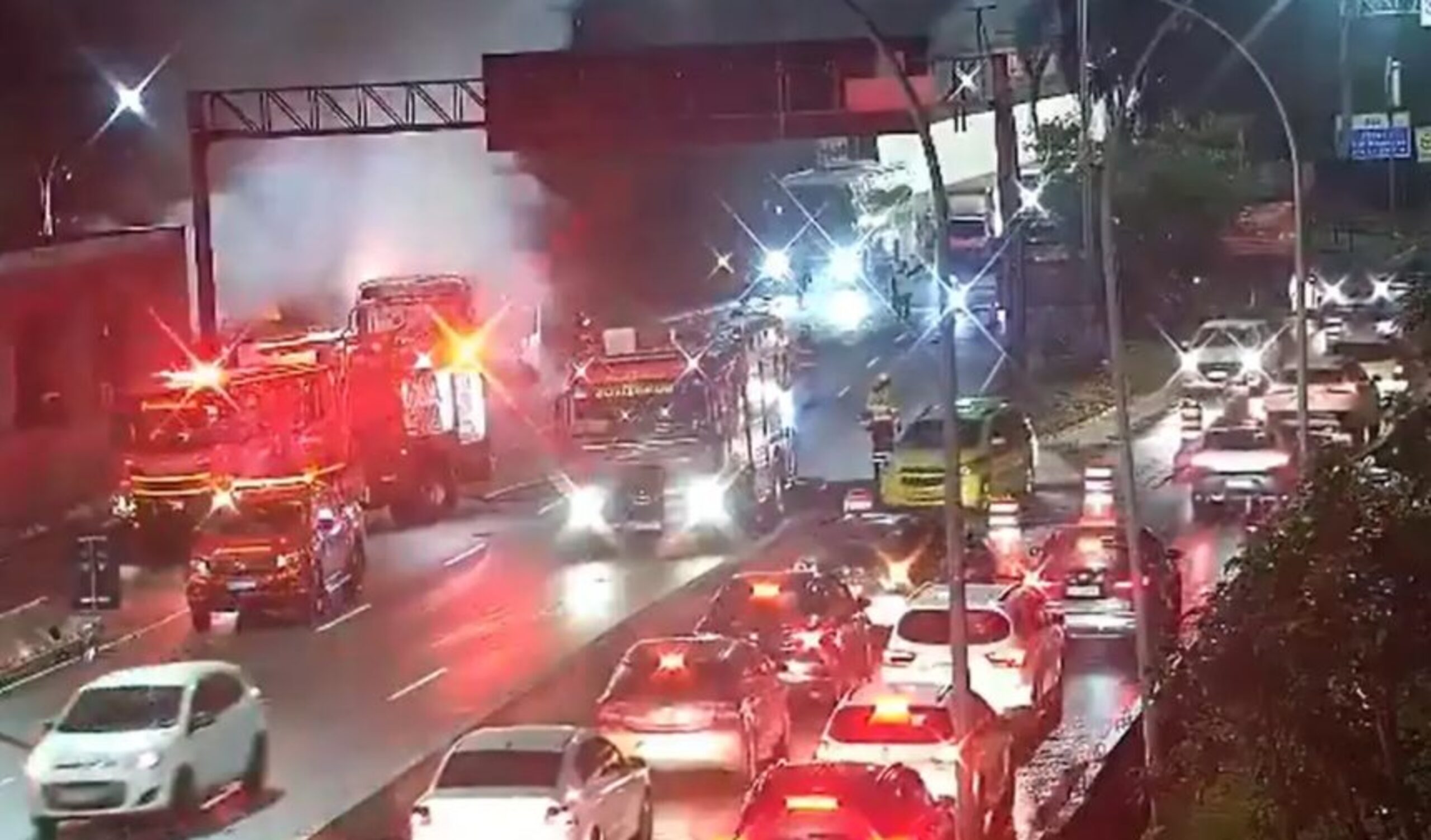 Ônibus pega fogo no Túnel Rebouças e para trânsito na Zona Sul