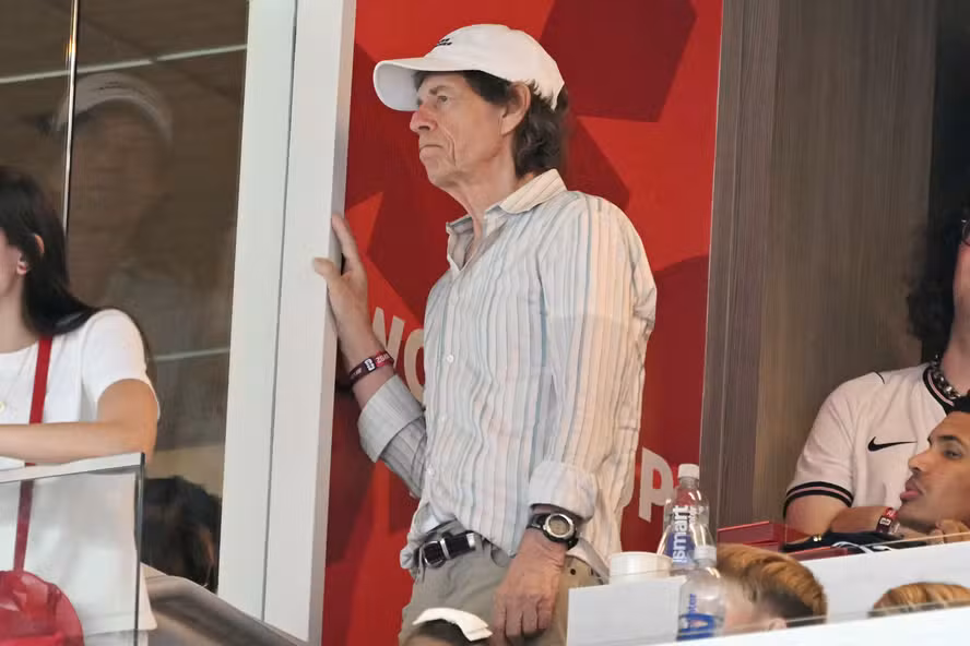 Mick Jagger encerra fama de pé frio e acompanha vitória da Inglaterra no mata-mata da Copa 2026