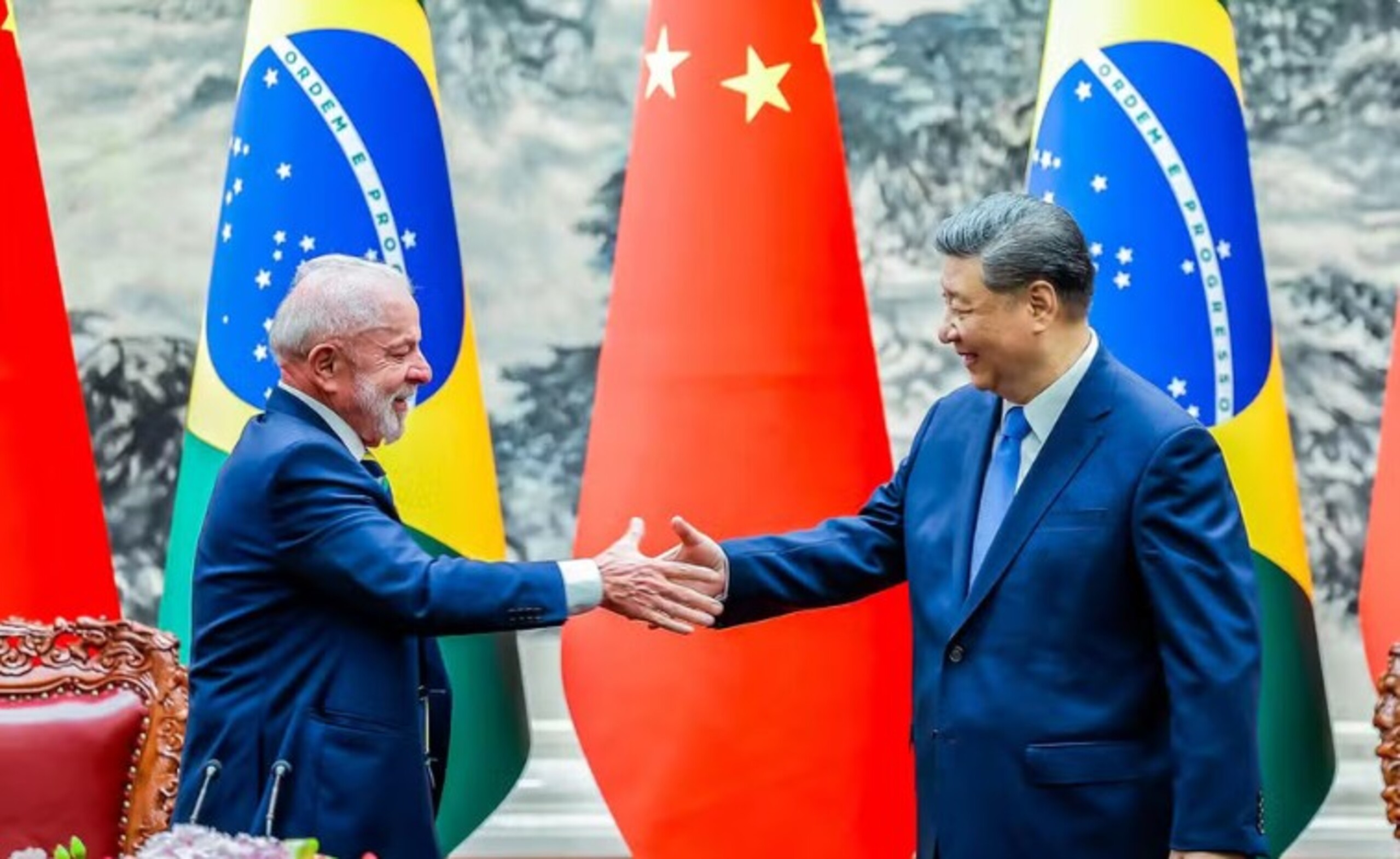 Xi Jinping manifesta apoio ao Brasil e rejeita interferência externa em conversa com Lula
