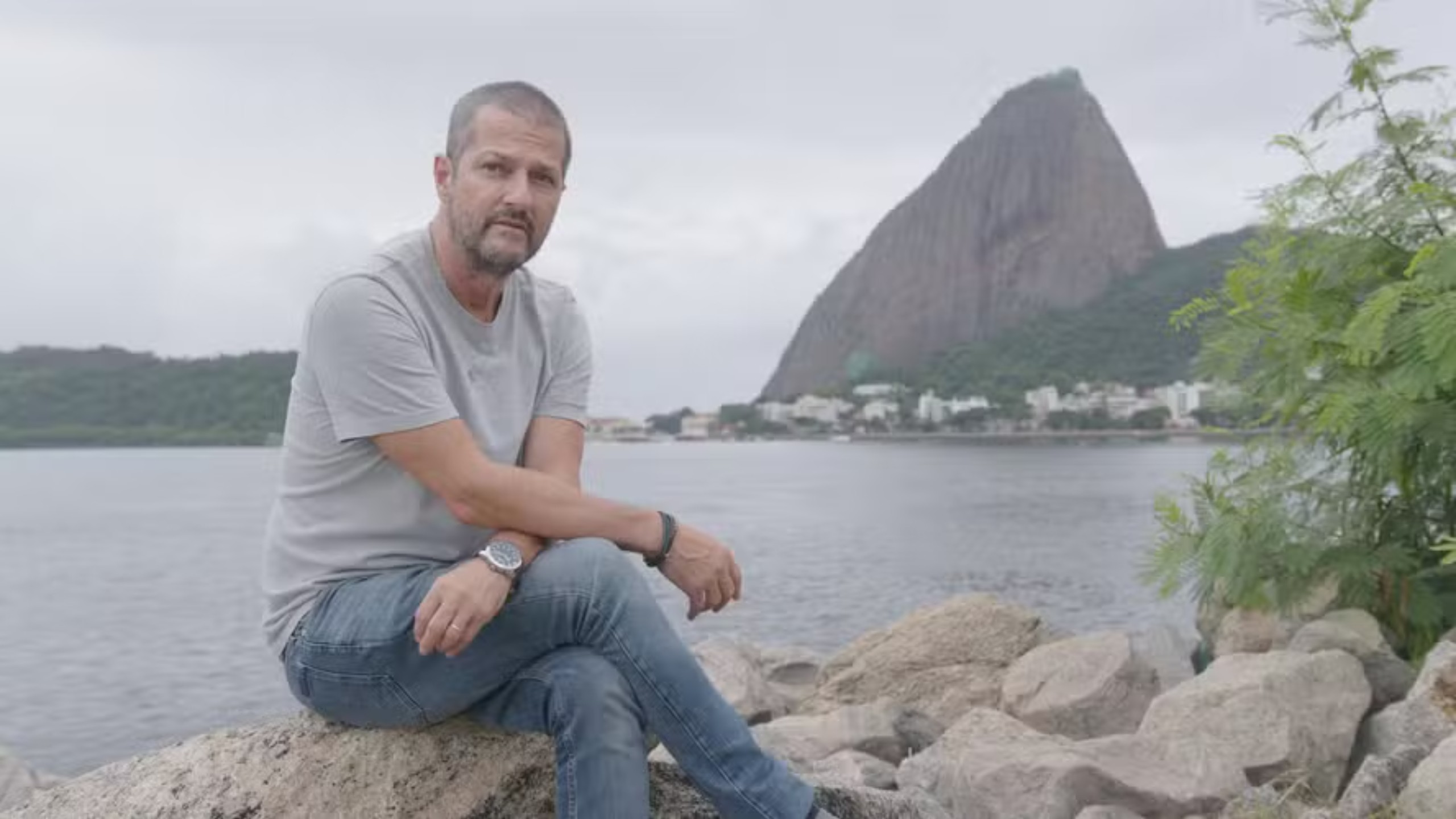 Marcelo Serrado anuncia documentário e livro sobre sua experiência com crises de pânico