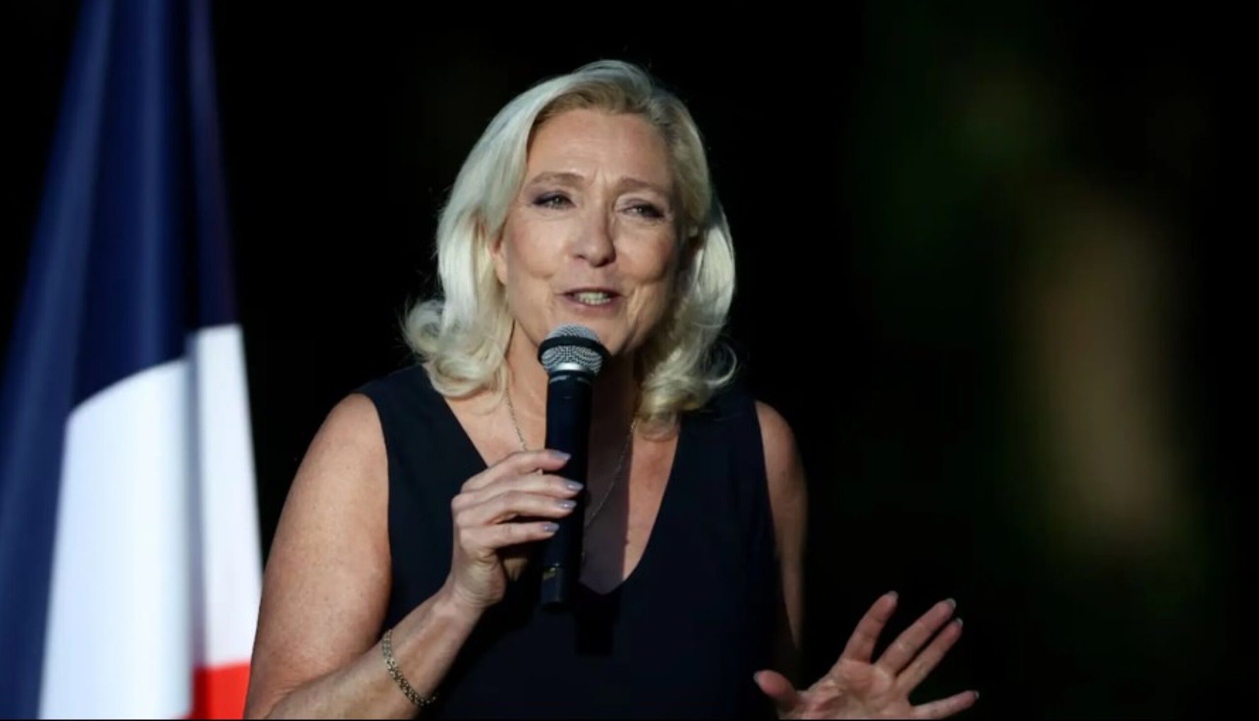 Justiça francesa decide que Le Pen poderá concorrer à presidência, mas com uso de tornozeleira eletrônica