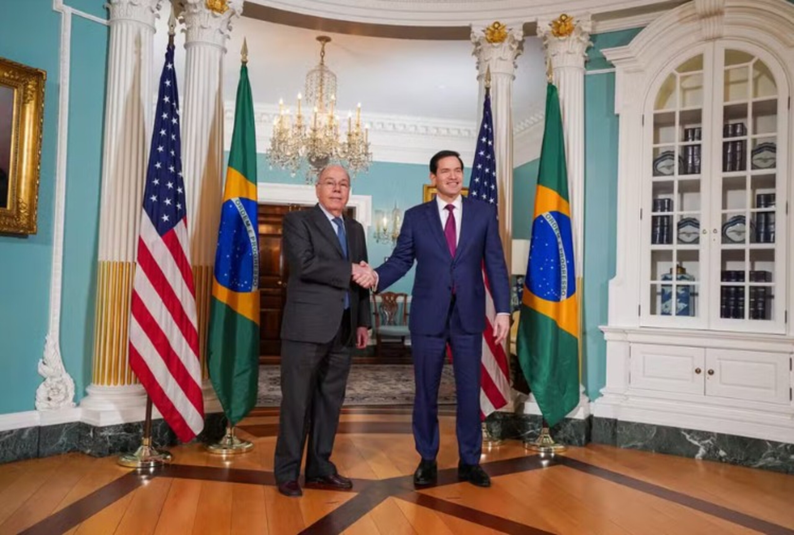 Governo acusa EUA de motivação ‘política’ e ‘ideológica’ e diz que fez mais de 30 contatos para negociar tarifas