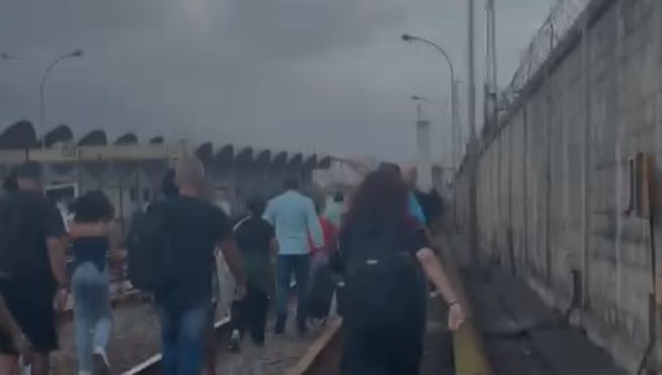 Passageiros andam nos trilhos após vendaval parar o metrô; vídeo