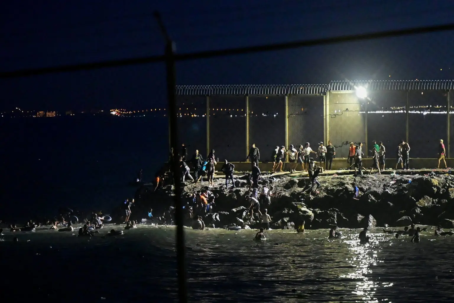 Milhares de migrantes deixam o Marrocos rumo à Espanha; 18 morrem afogados