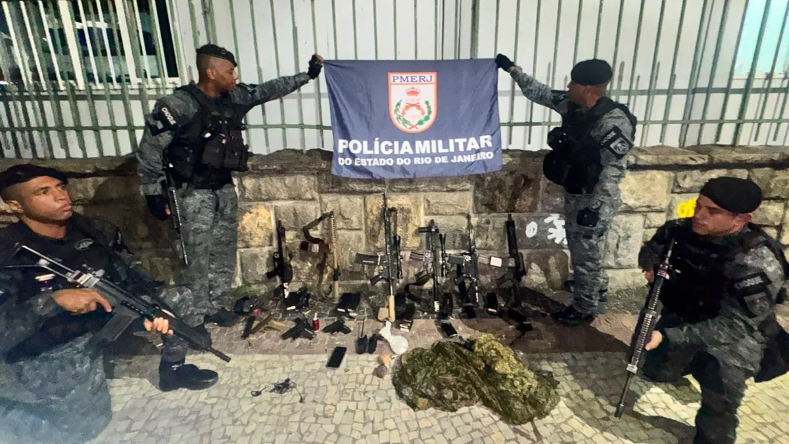 Perseguição na Avenida Brasil termina em tiroteio com quatros suspeitos mortos; um policial não resistiu e outro ficou ferido; vídeos