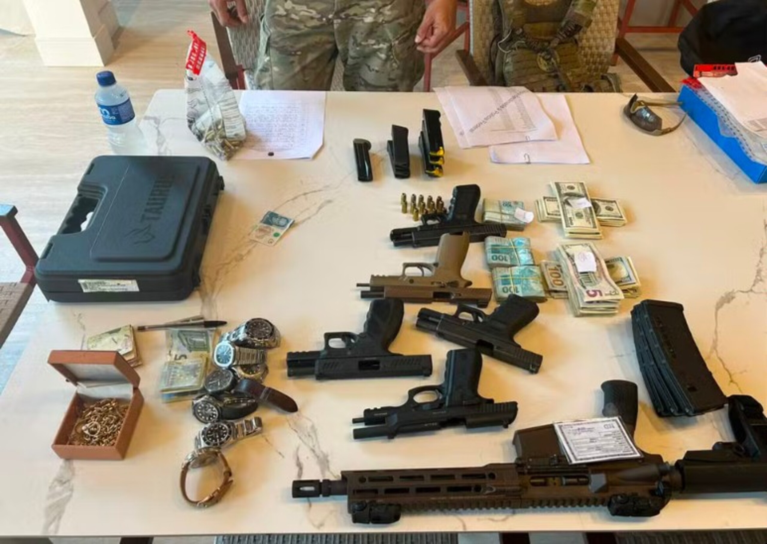 Operação da PF no Rio encontra armas, dinheiro vivo e carro de luxo avaliado em R$ 2,5 milhões; vídeo