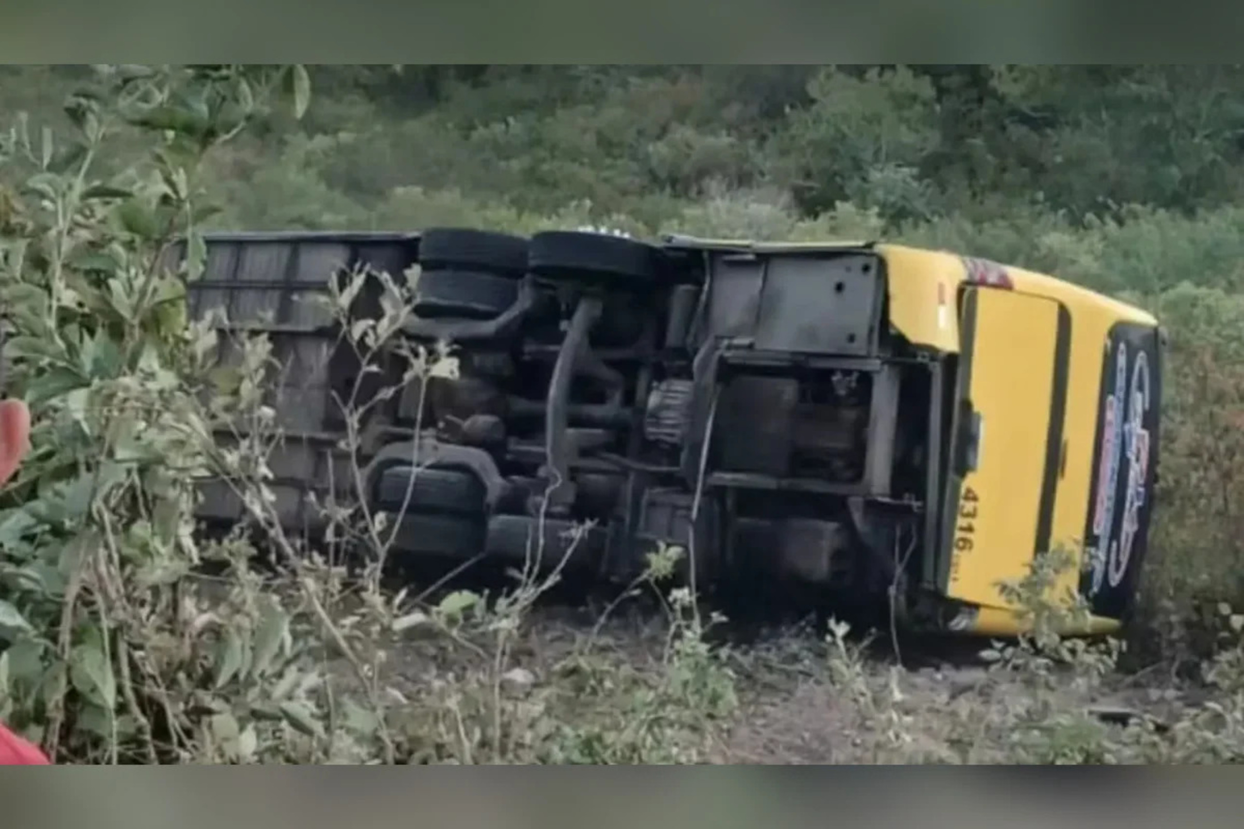 Ônibus com romeiros tomba no CE e deixa mortos e feridos