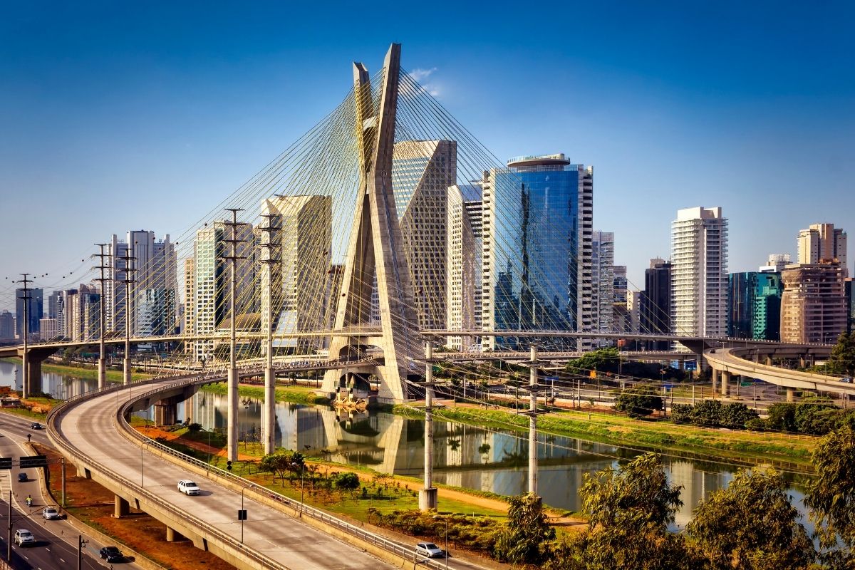 Feriado de 9 de Julho altera funcionamento de bancos, serviços públicos e comércio em São Paulo