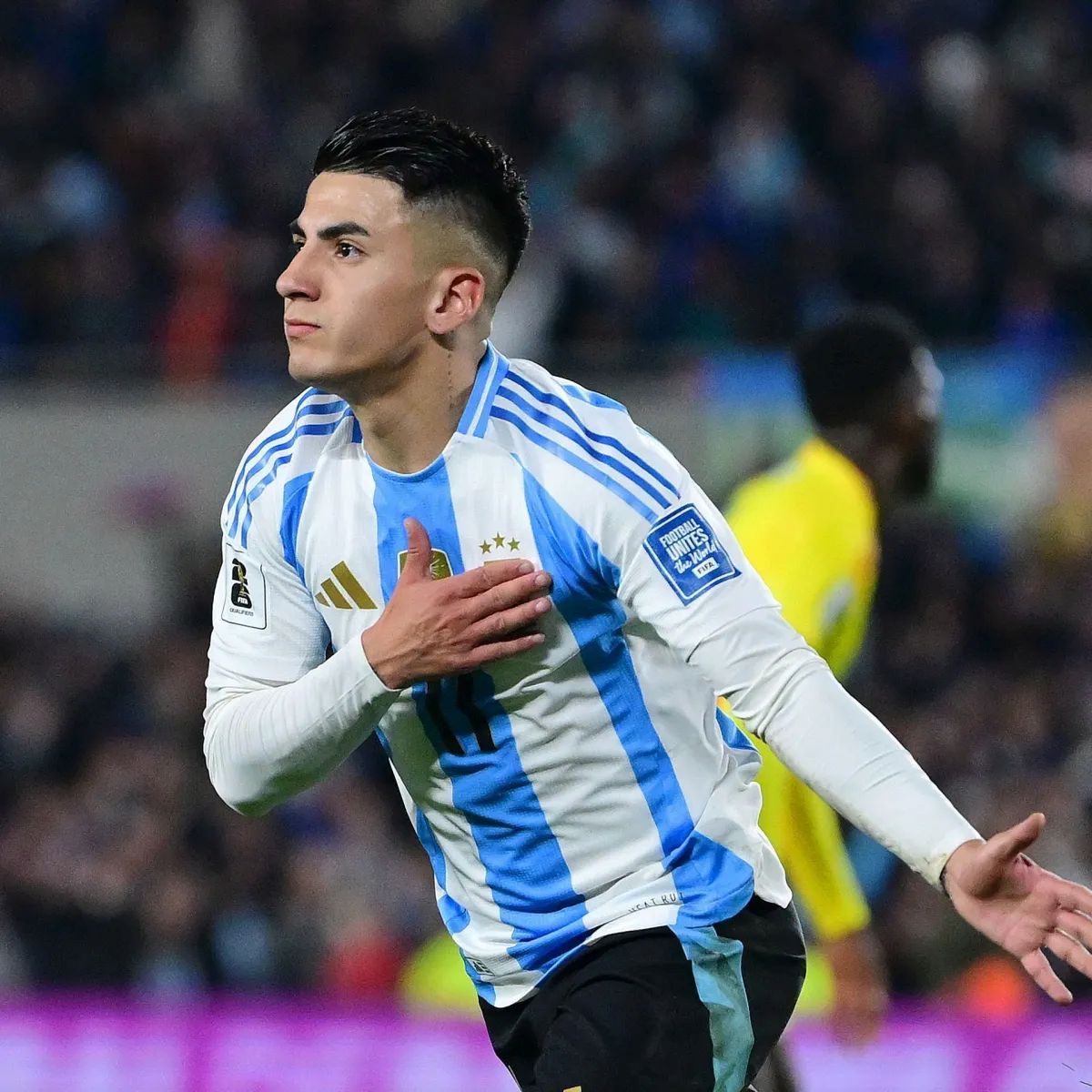 Flamengo tenta atravessar negócio e mira contratação de Thiago Almada