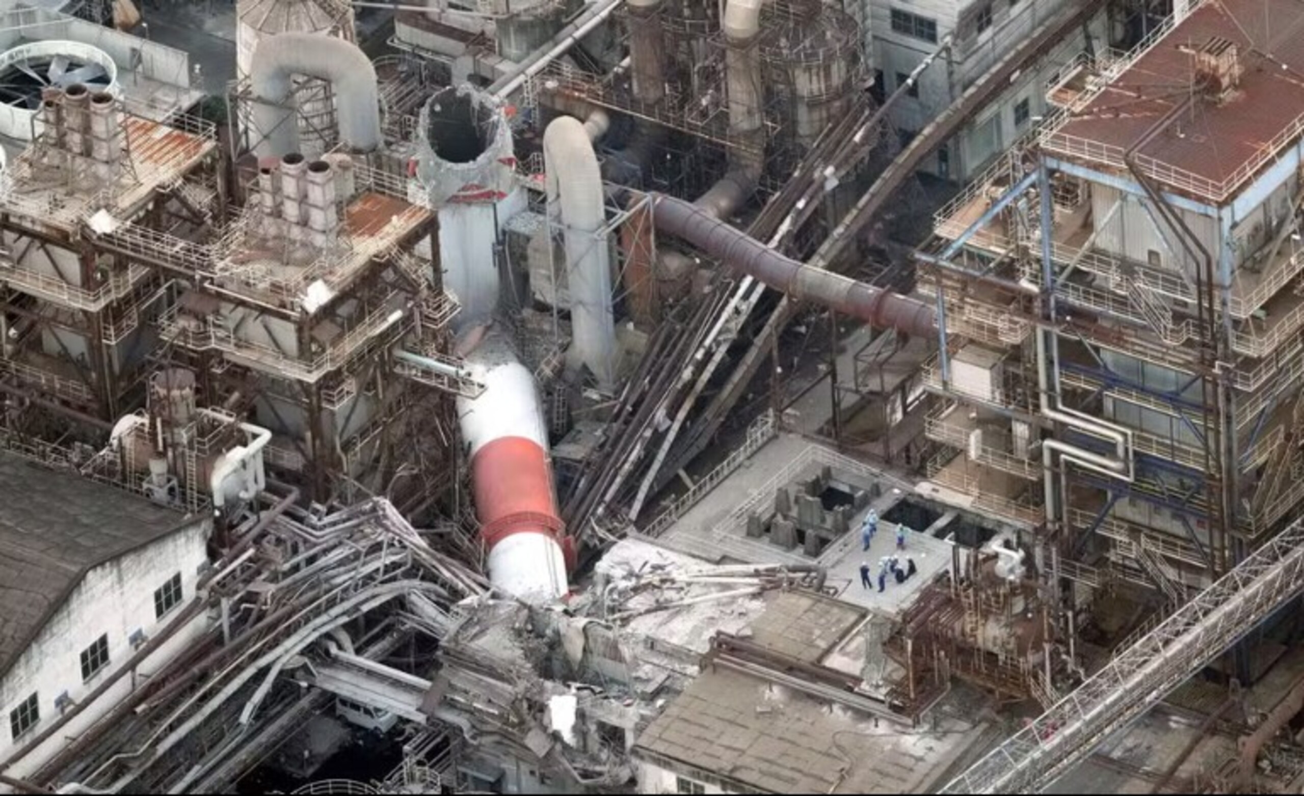 Queda de torre após terremoto deixa trabalhadores desaparecidos em fábrica de papel no Japão
