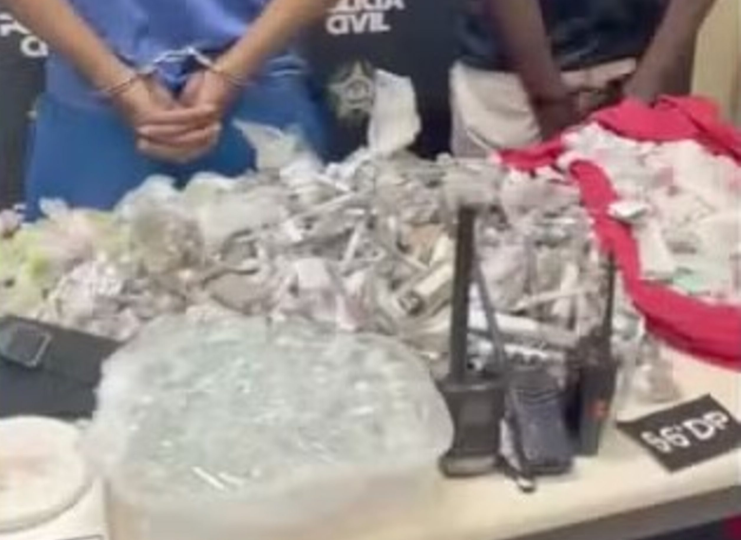 Polícia apreende detector de drones com traficantes em Caxias