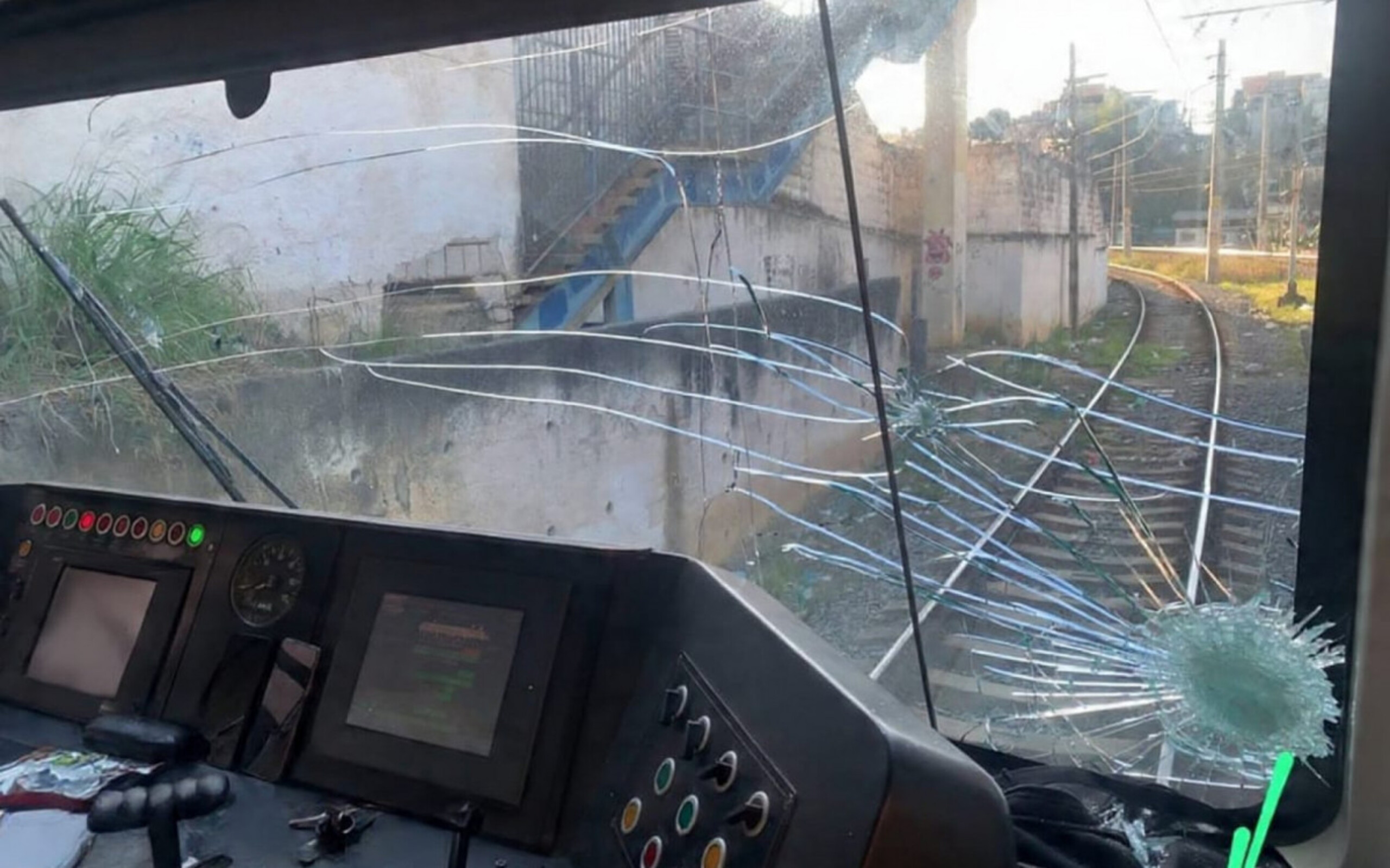 Trem com passageiros é atingido por pedradas na Zona Norte