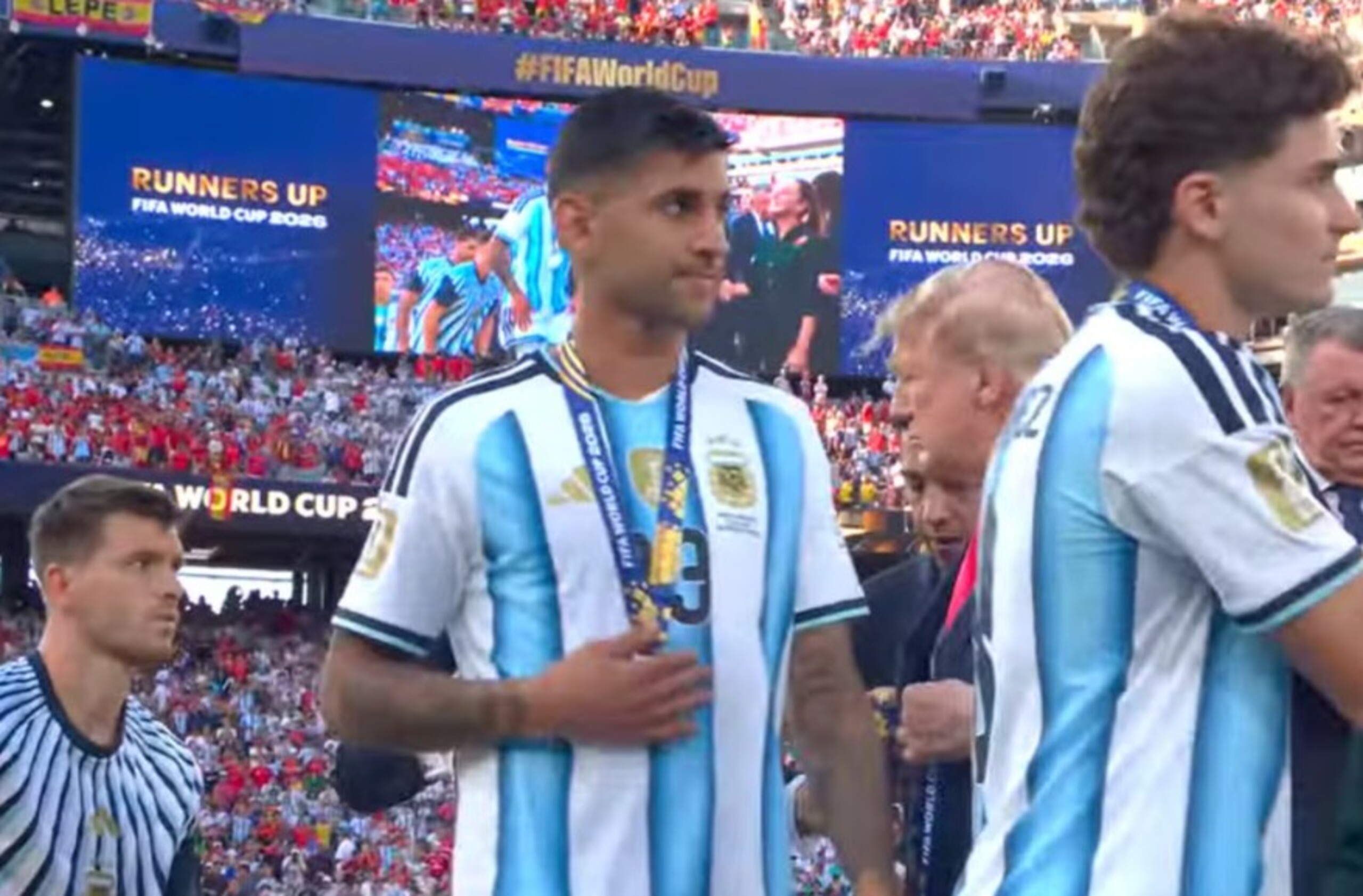 Zagueiro da Argentina ignora Trump em cerimônia de premiação da Copa