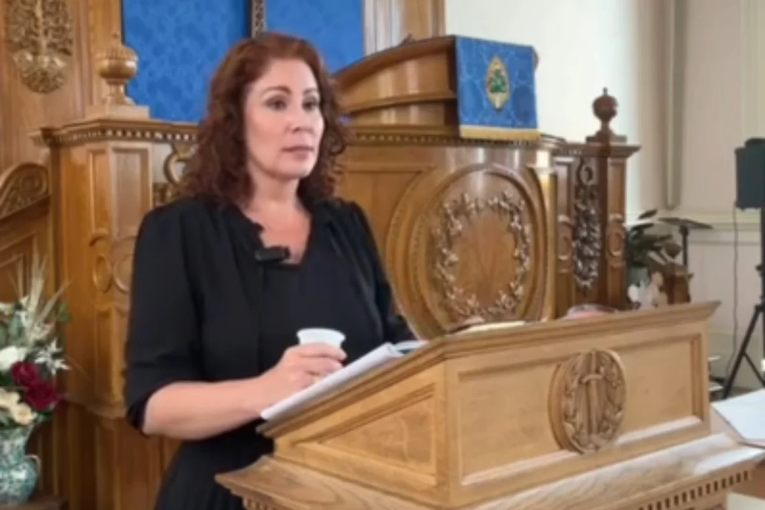 Na Itália, Carla Zambelli ora por Bolsonaro e agradece a Flávio; vídeo