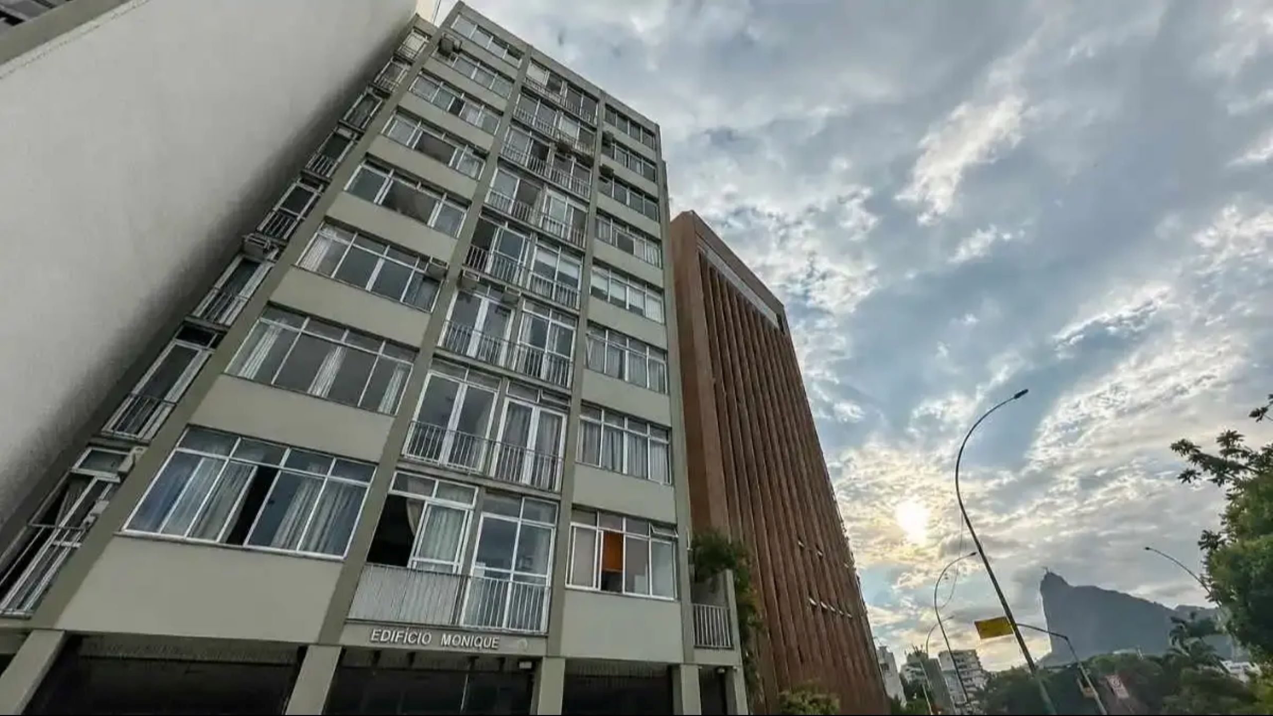 Caixa coloca apartamento que pertencia a Eduardo Bolsonaro em leilão no Rio