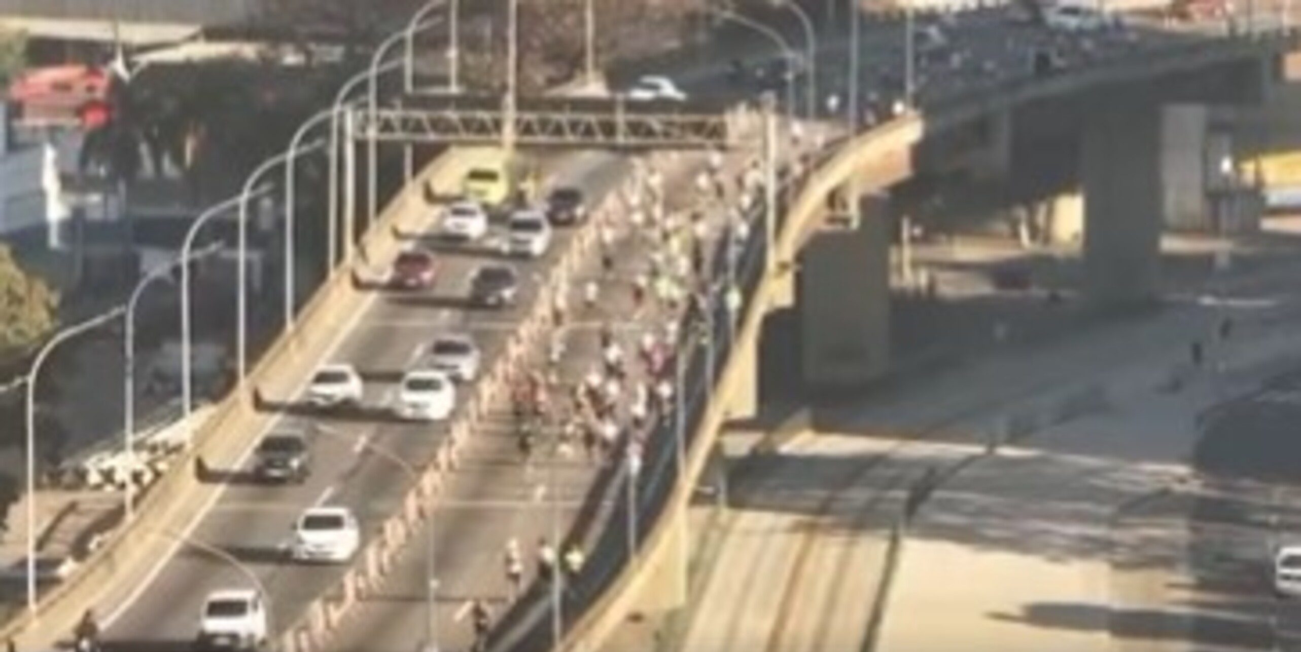 Vídeo: Desafio da Ponte reúne 8 mil corredores entre Niterói e Rio