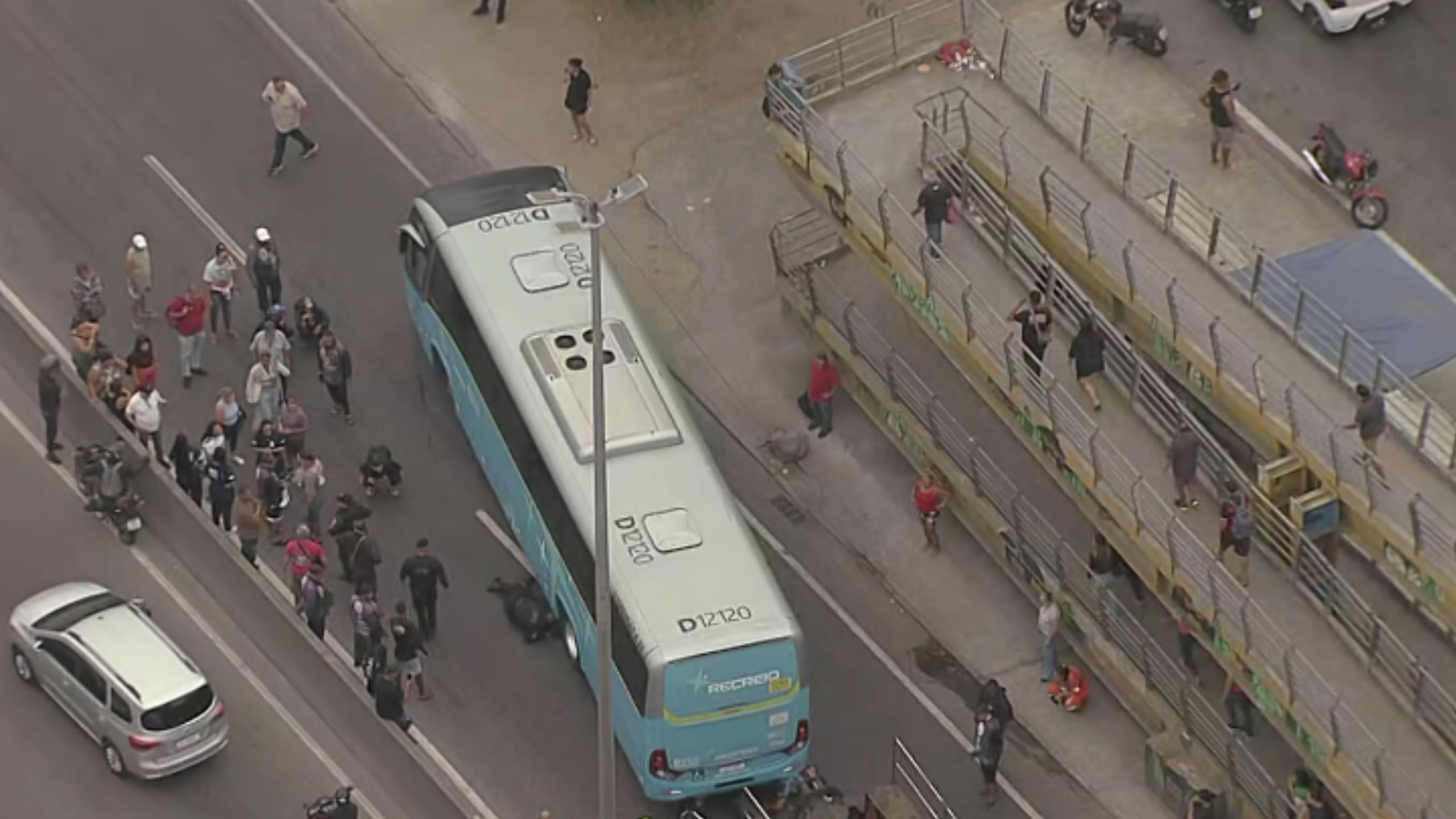 Atropelamento com ônibus interdita pista na Avenida Brasil e mobiliza PM