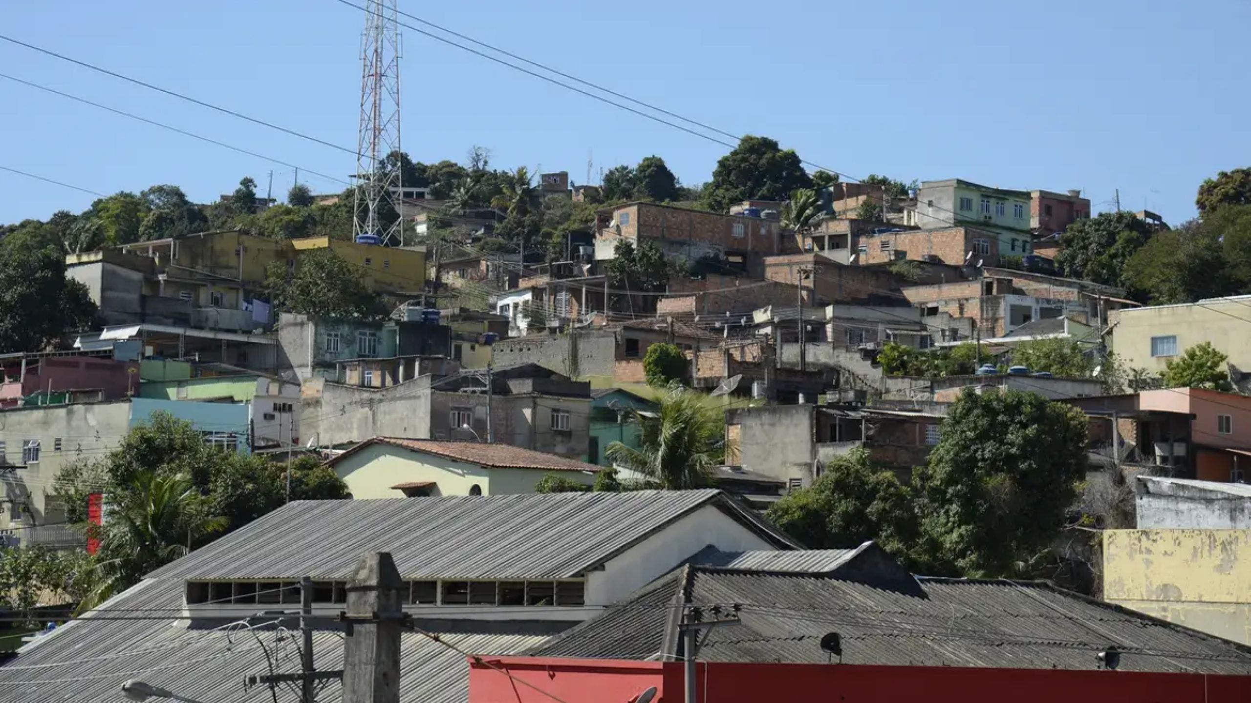 Baixada sob domínio armado: o que candidatos ao governo do Rio propõem contra as milícias